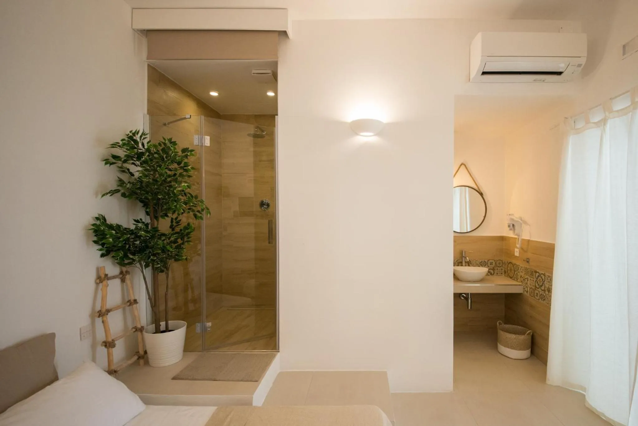 Photo of the whole room in Break for two