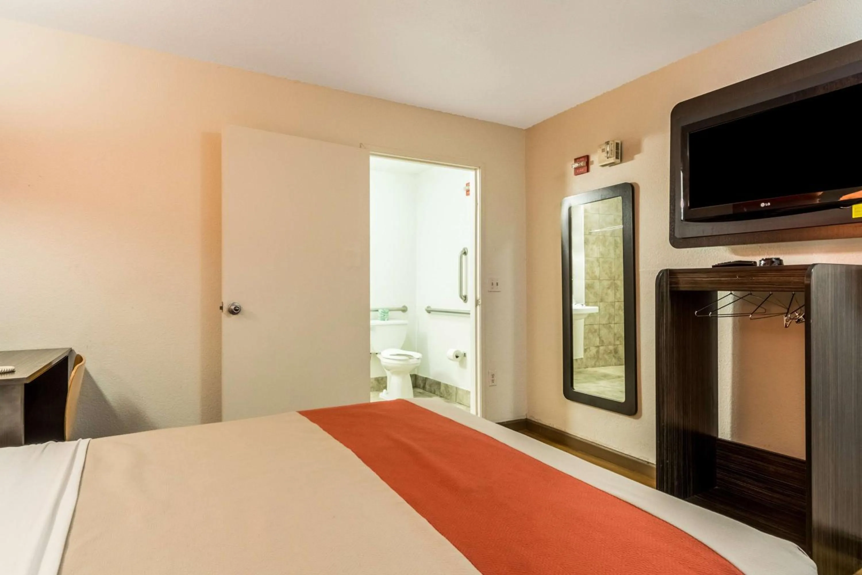 Photo of the whole room, Bed in Motel 6-Garland, TX - Dallas