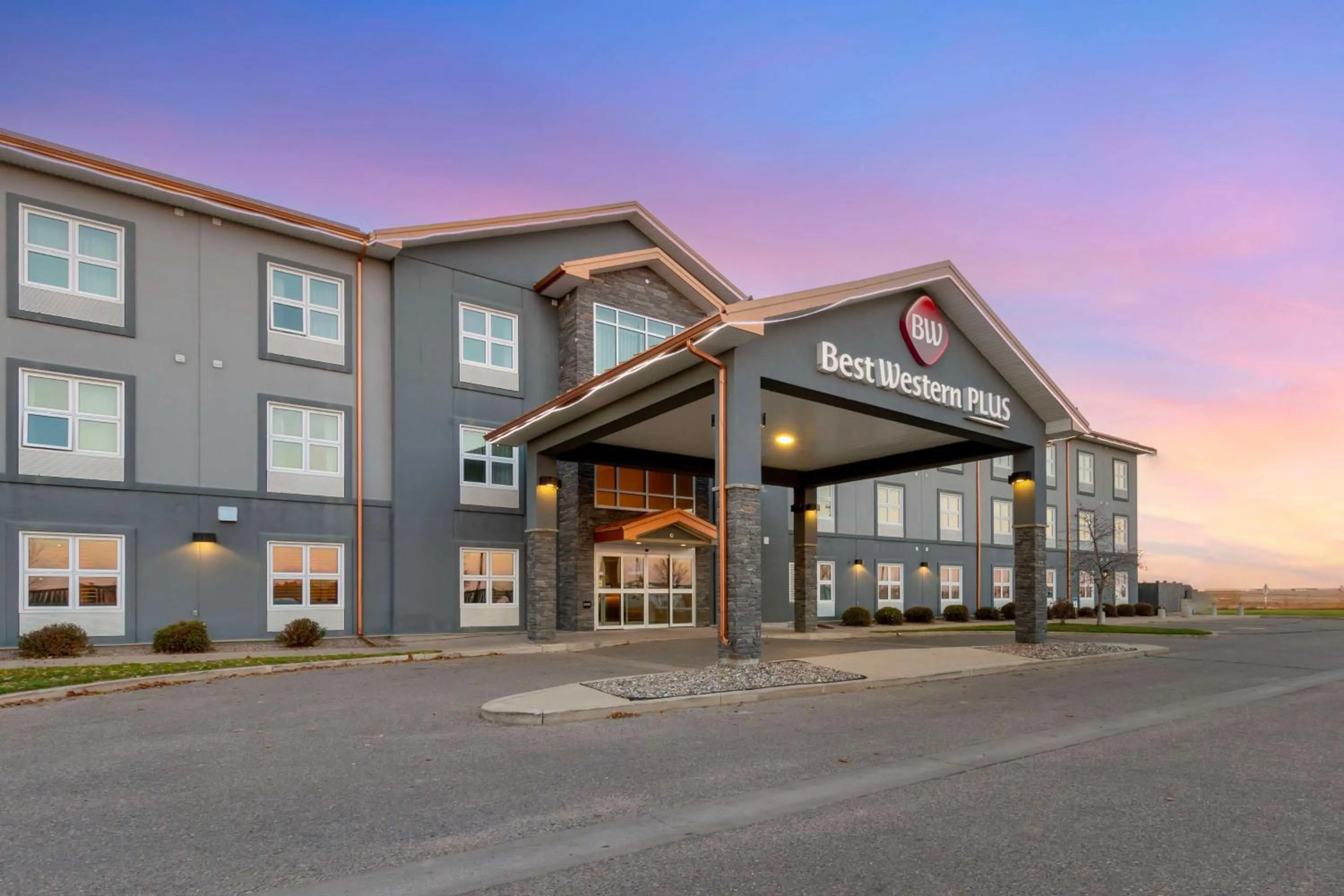 Property building in Best Western Plus Brandon Inn