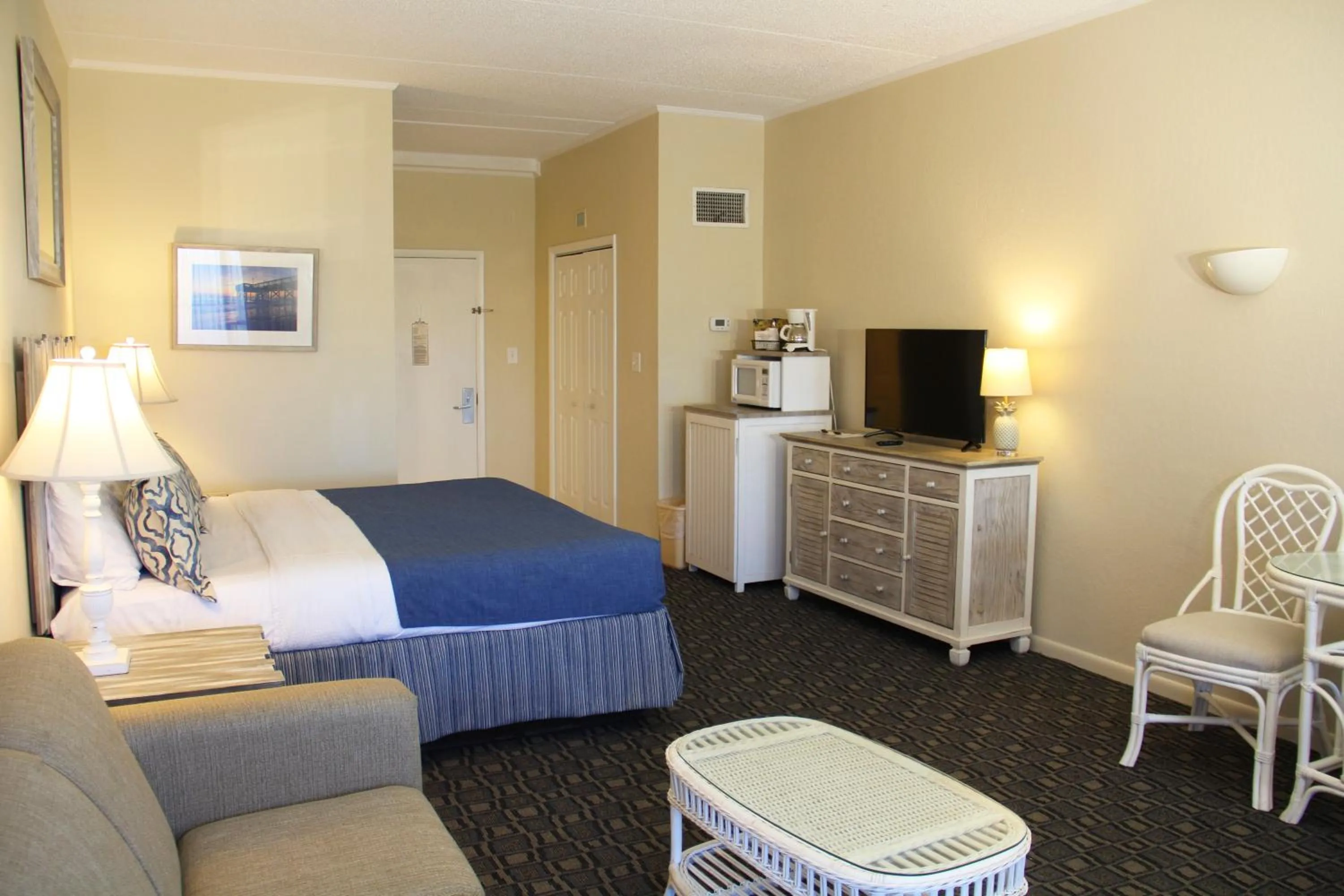 Photo of the whole room, Bed in Surf Side Hotel