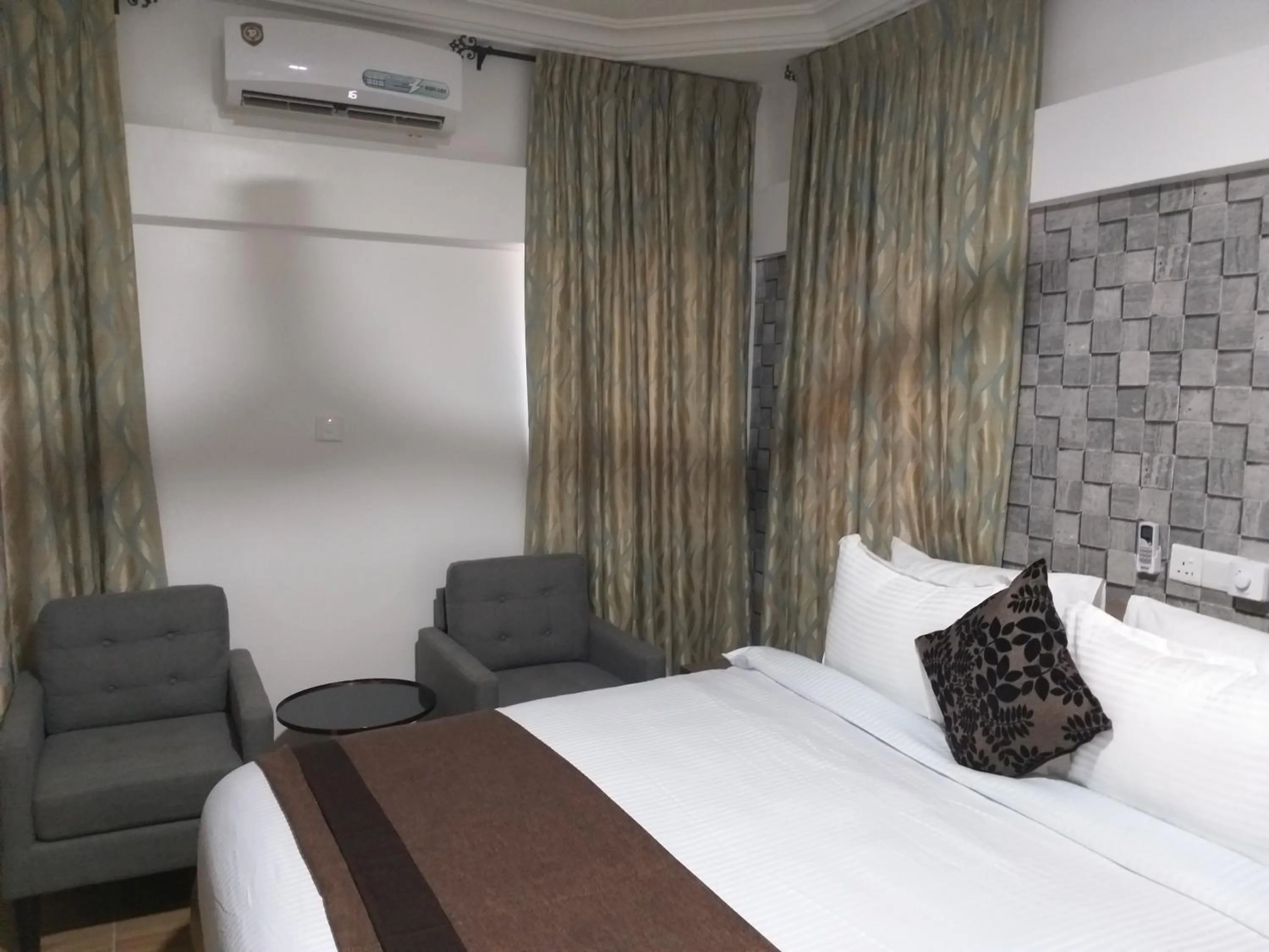 Photo of the whole room, Bed in Jeyads Lodge