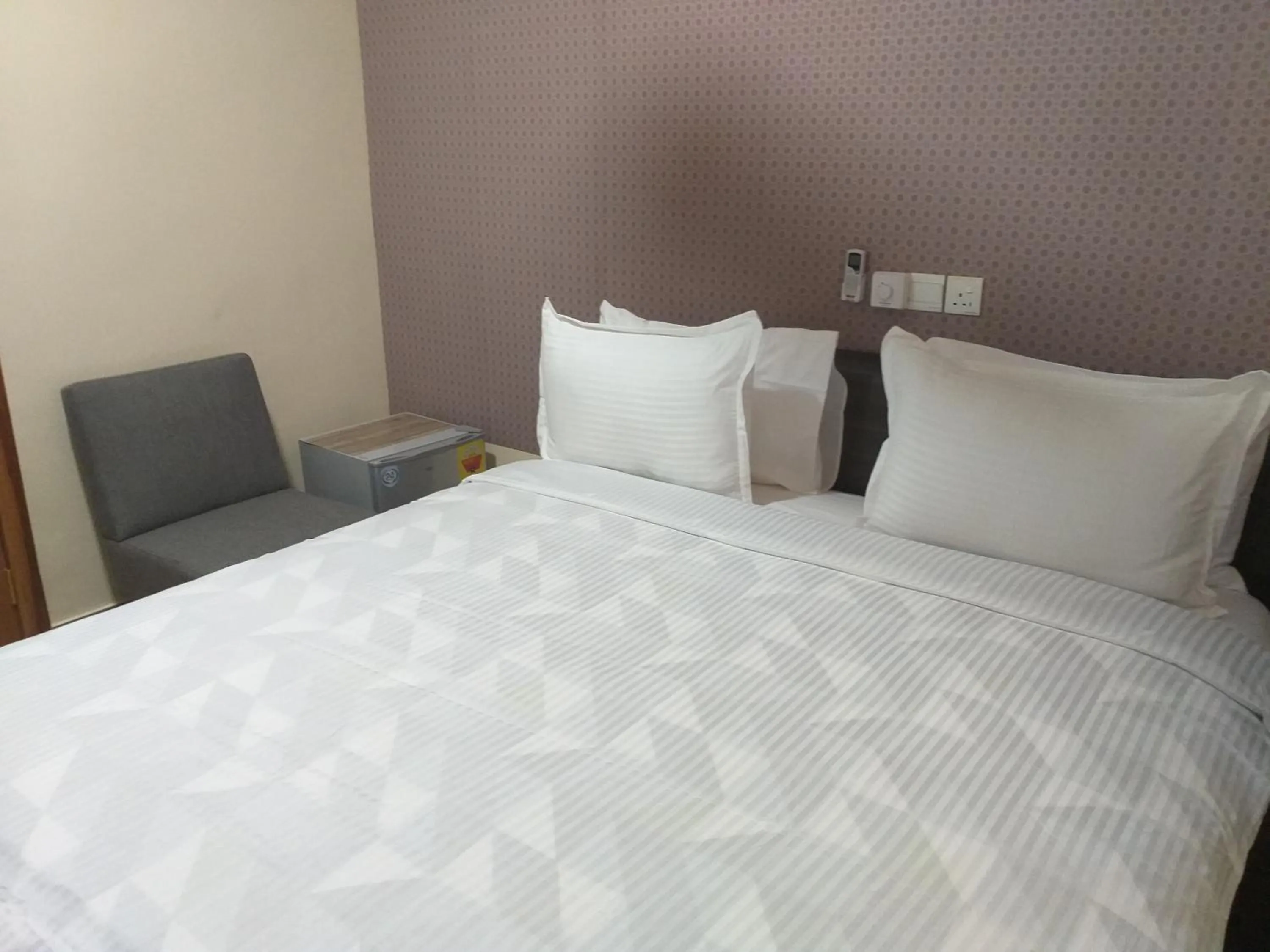 Photo of the whole room, Bed in Jeyads Lodge