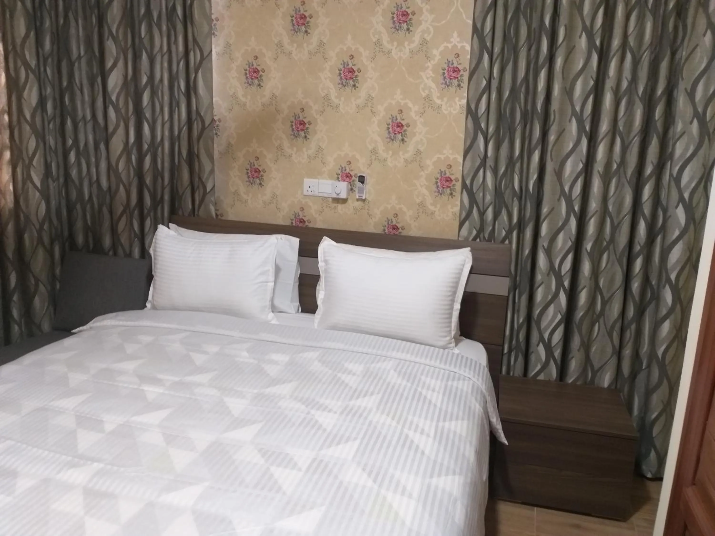 Photo of the whole room, Bed in Jeyads Lodge