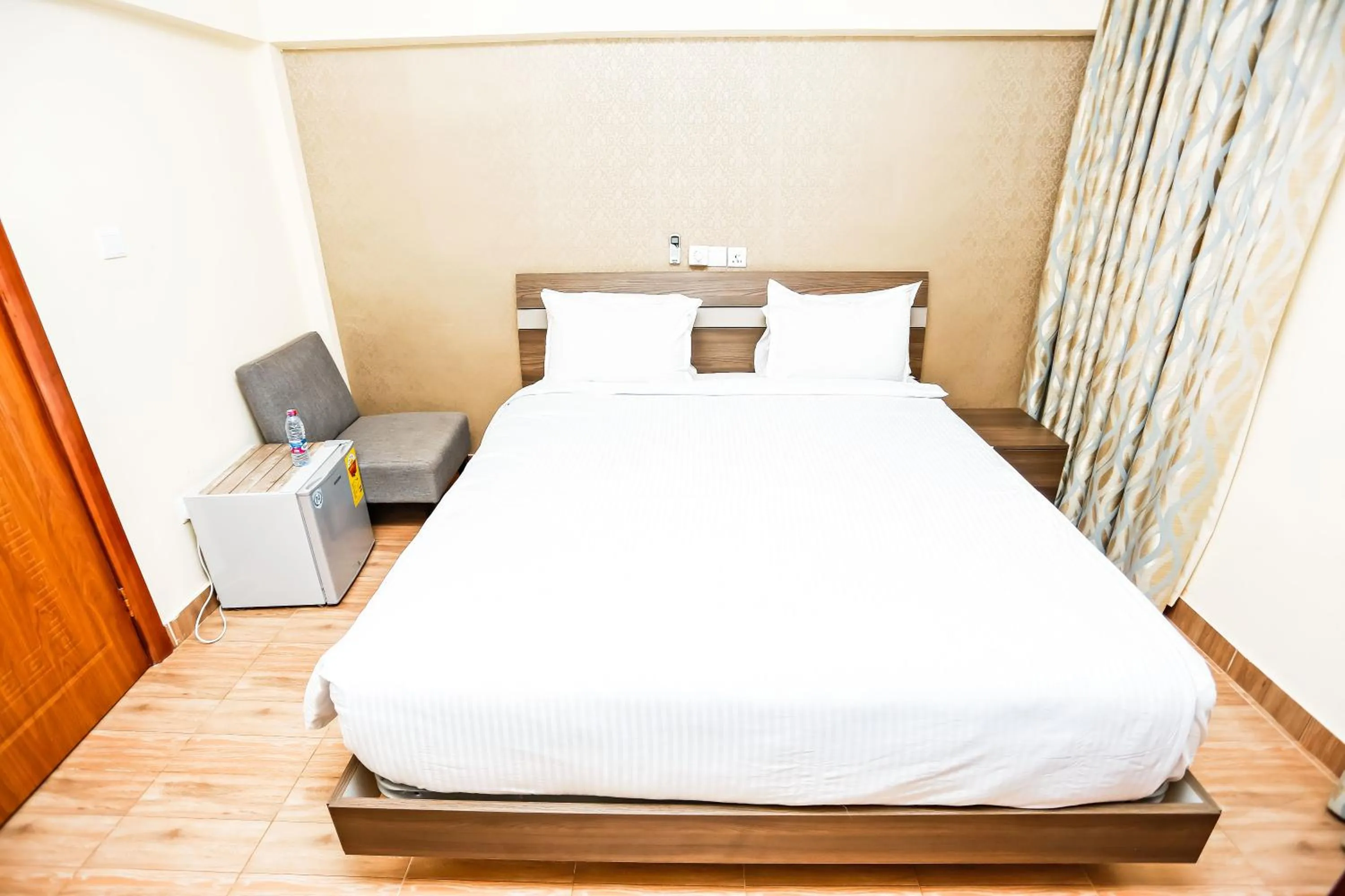 Photo of the whole room, Bed in Jeyads Lodge