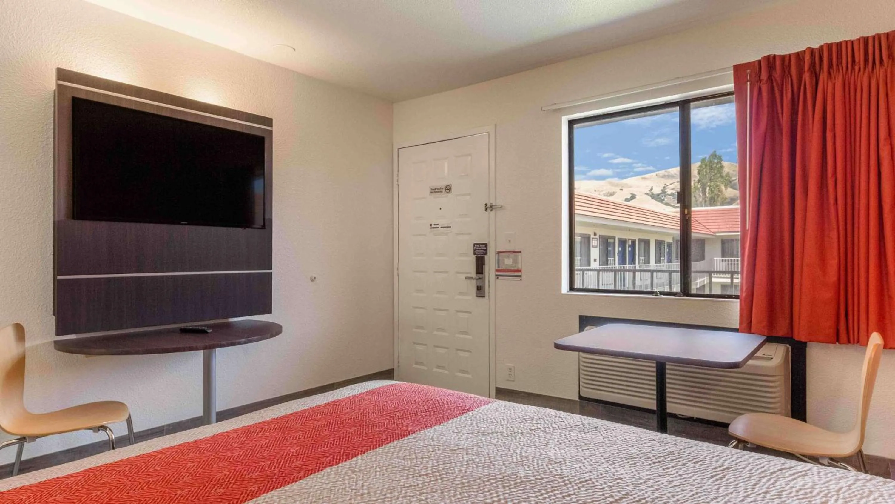 Bedroom, Bed in Motel 6-Fremont, CA - South