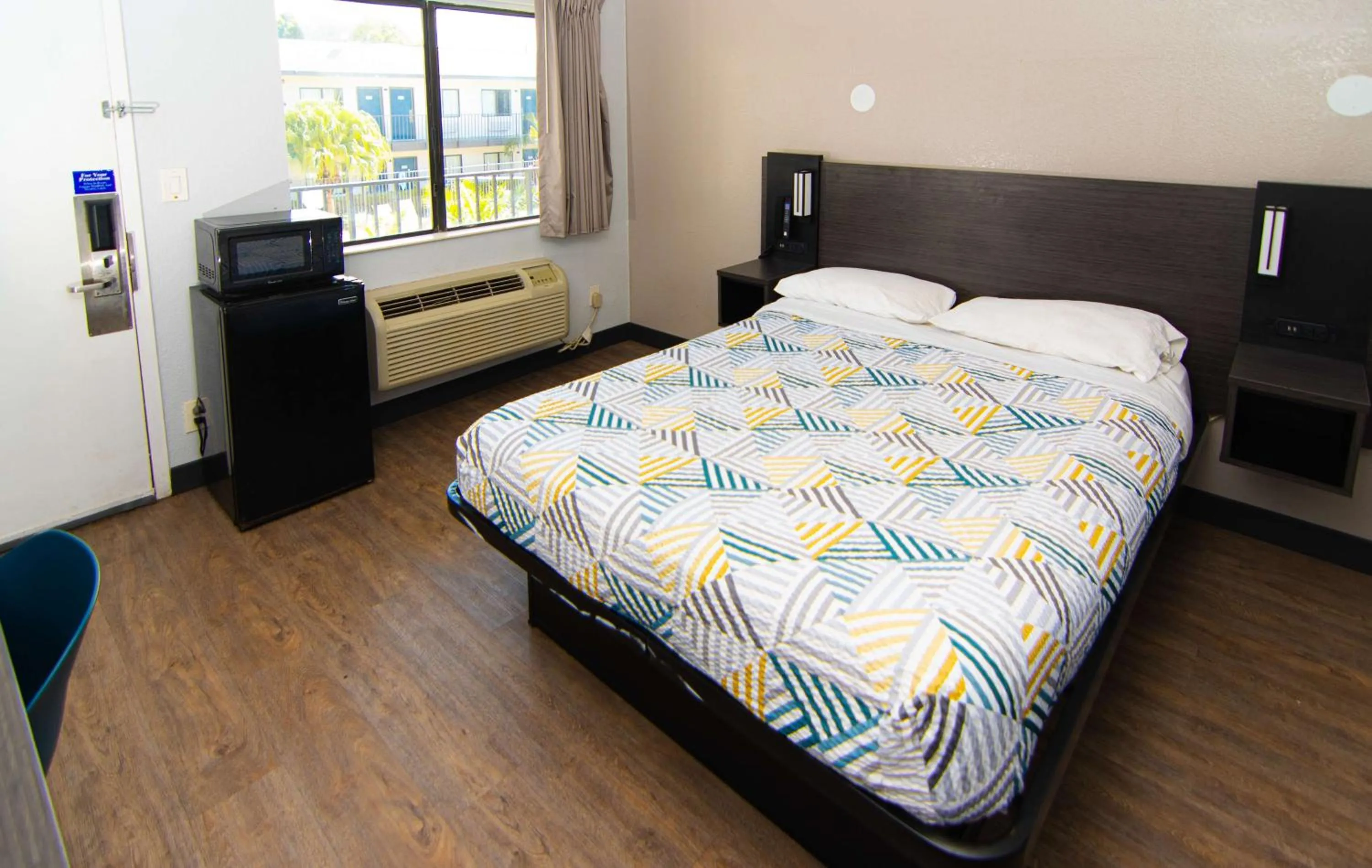 Bedroom, Bed in Motel 6-Lantana West Palm Beach, FL