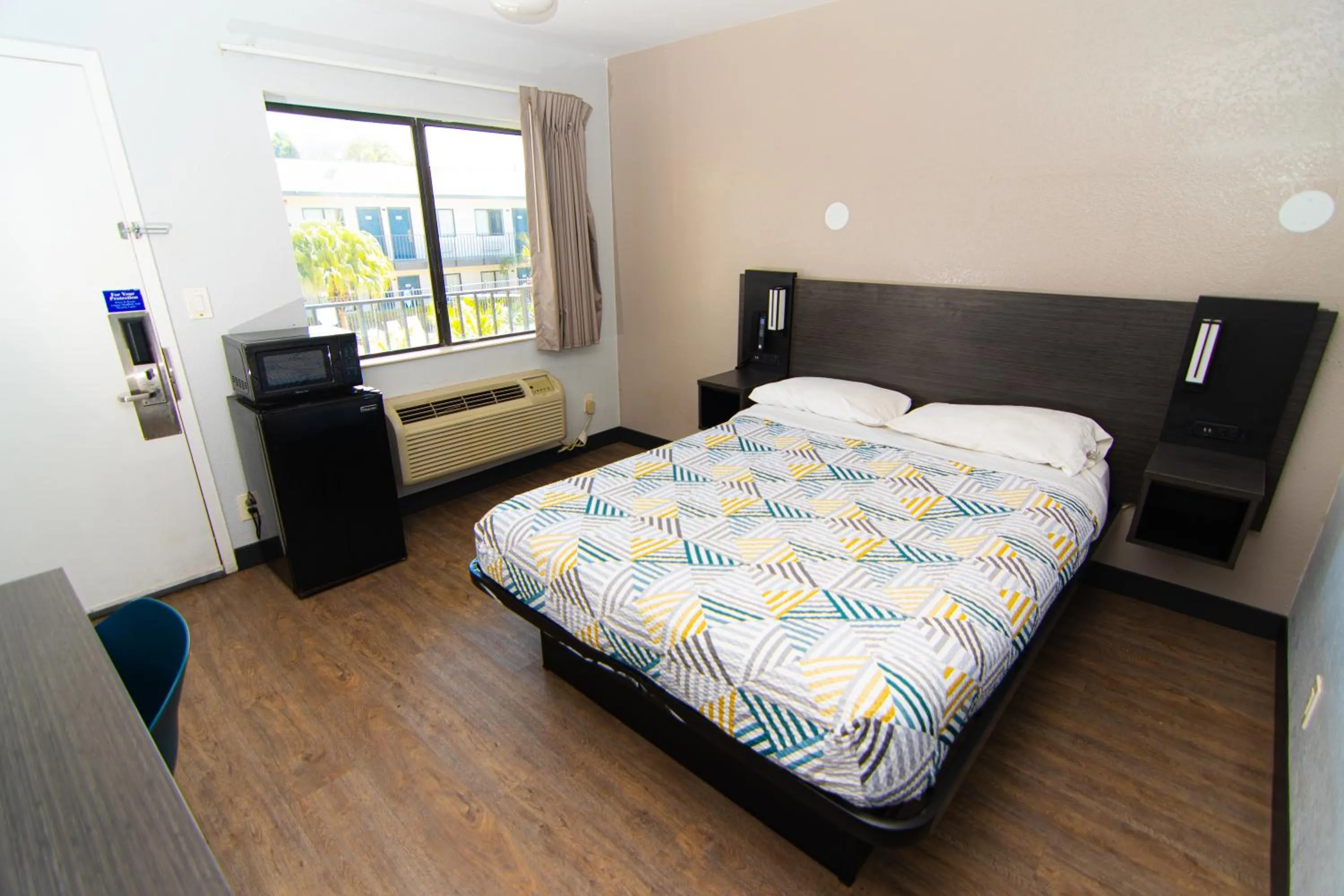 Bed in Motel 6-Lantana West Palm Beach, FL