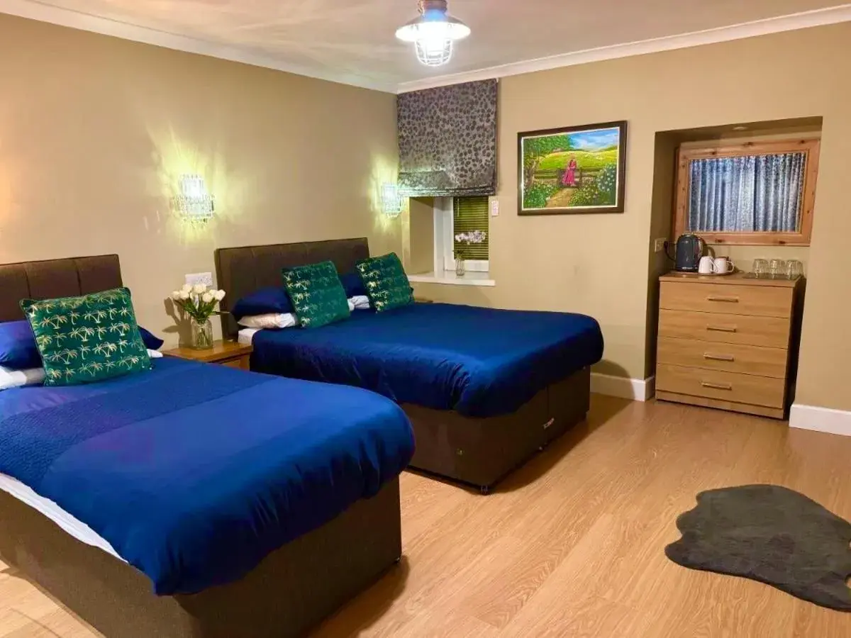 Triple Room with Private Bathroom in The Milton Accommodation Triple Room with Private Bathroom in The Milton Accommodation