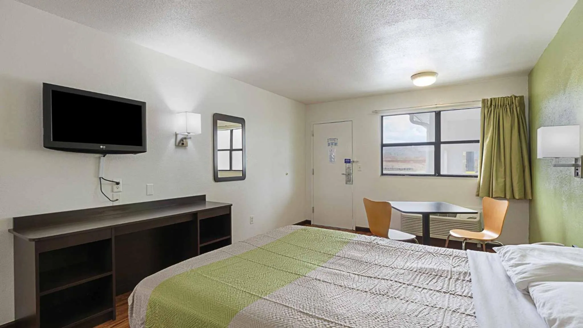 Bed in Motel 6 Chattanooga, TN