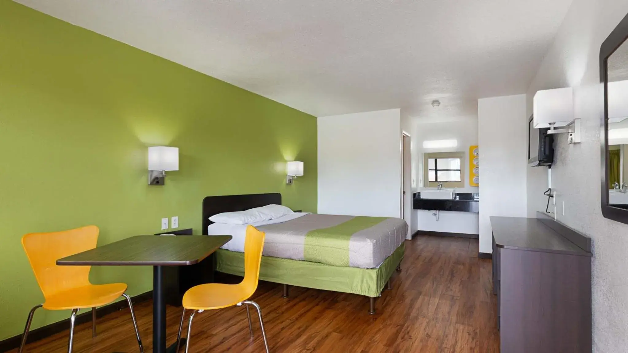 Deluxe Queen Room - single occupancy in Motel 6 Chattanooga, TN Deluxe Queen Room - single occupancy in Motel 6 Chattanooga, TN