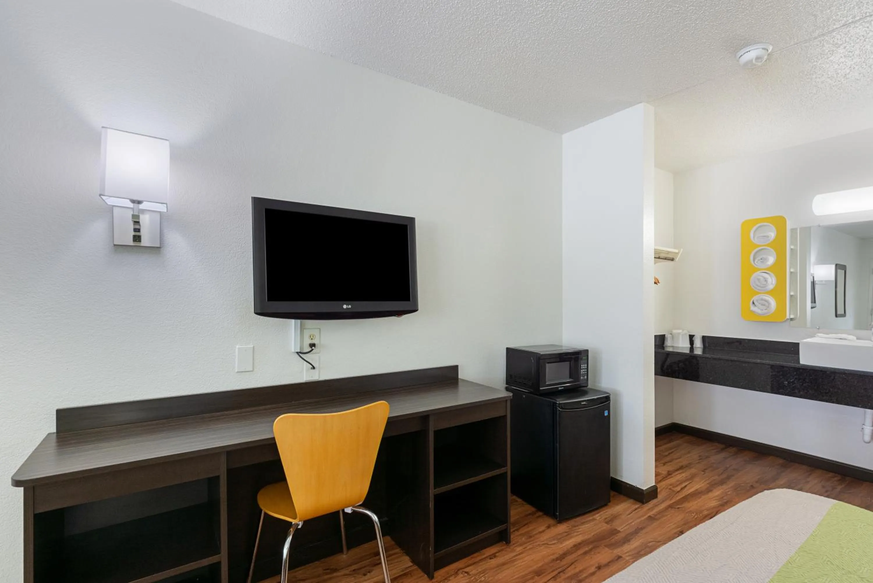 Living room, Bed in Motel 6 Chattanooga, TN