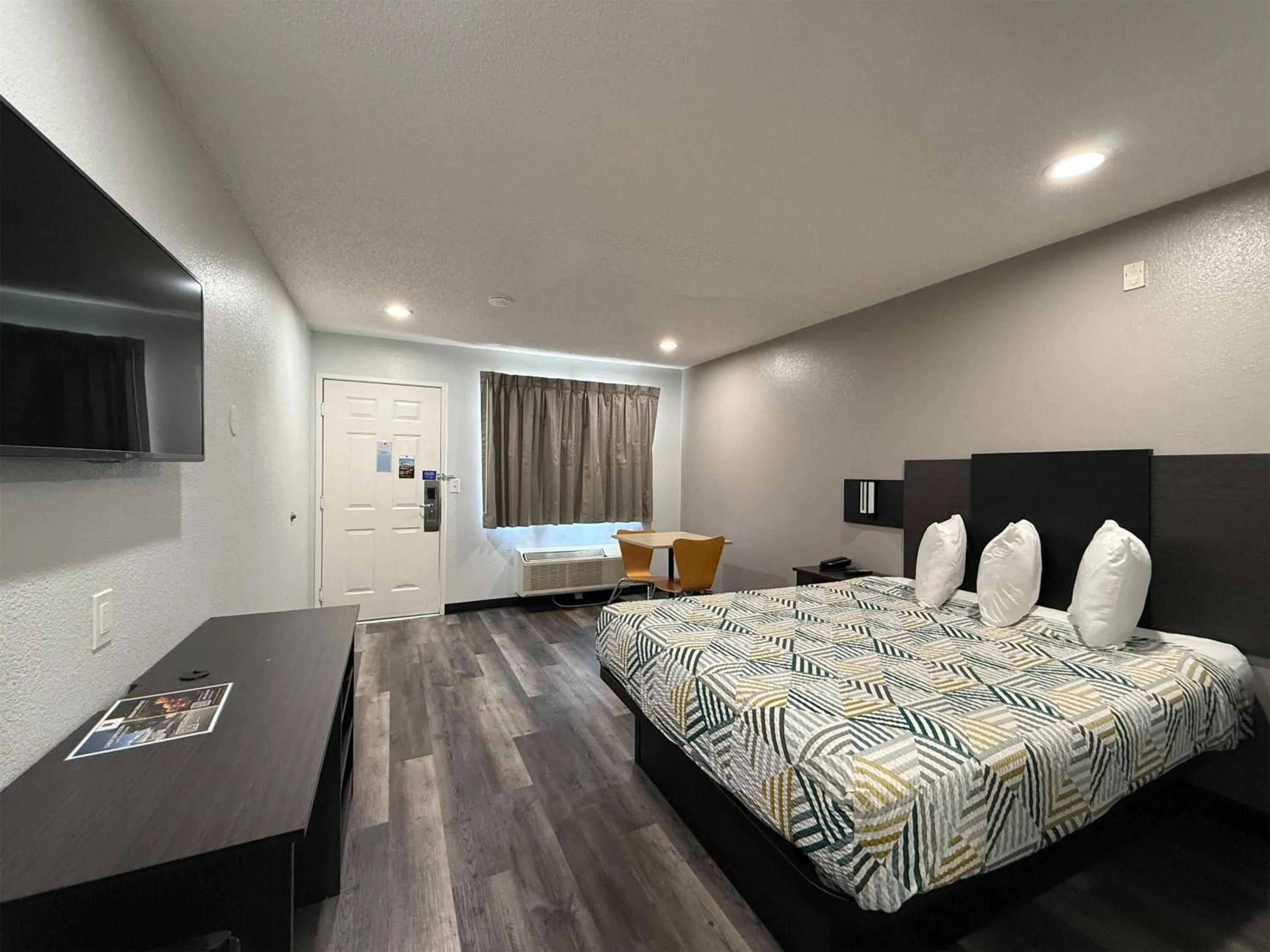 Bedroom, Bed in Motel 6-Tacoma, WA - South