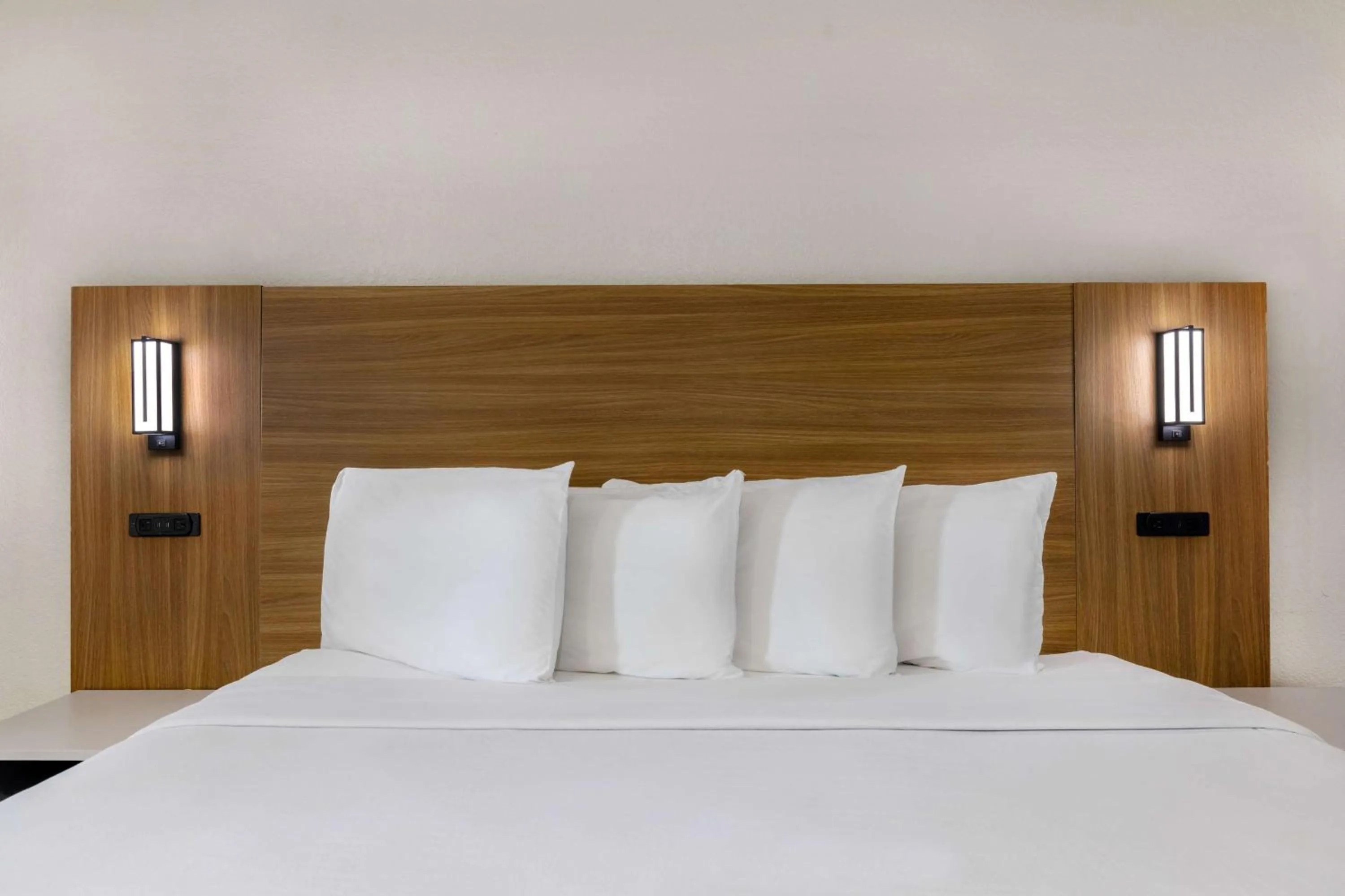 Bedroom, Bed in Motel 6-Santa Ana, CA