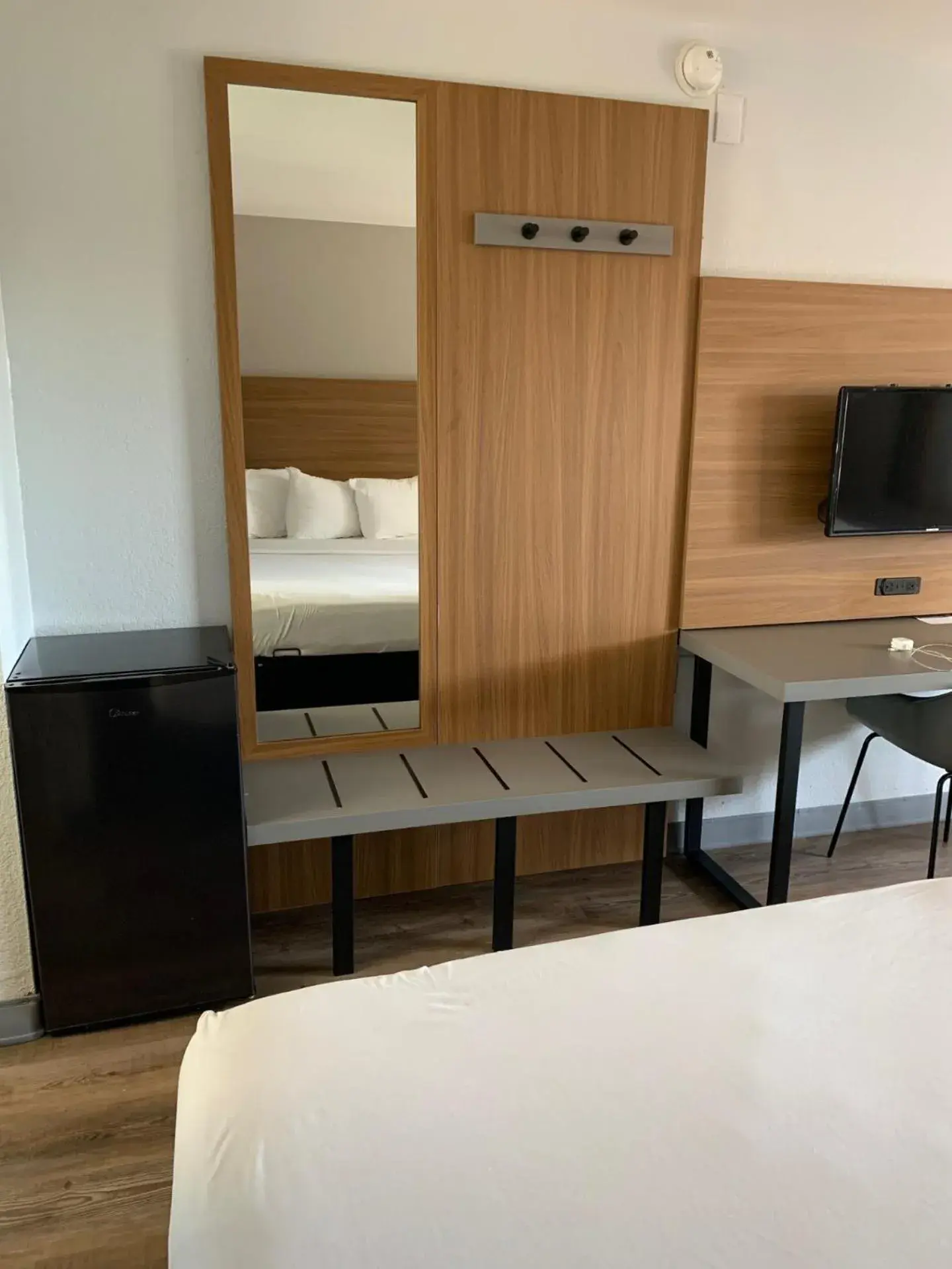 Quadruple Room - single occupancy - Disability Access - Roll in Shower in Motel 6-Santa Ana, CA Quadruple Room - single occupancy - Disability Access - Roll in Shower in Motel 6-Santa Ana, CA