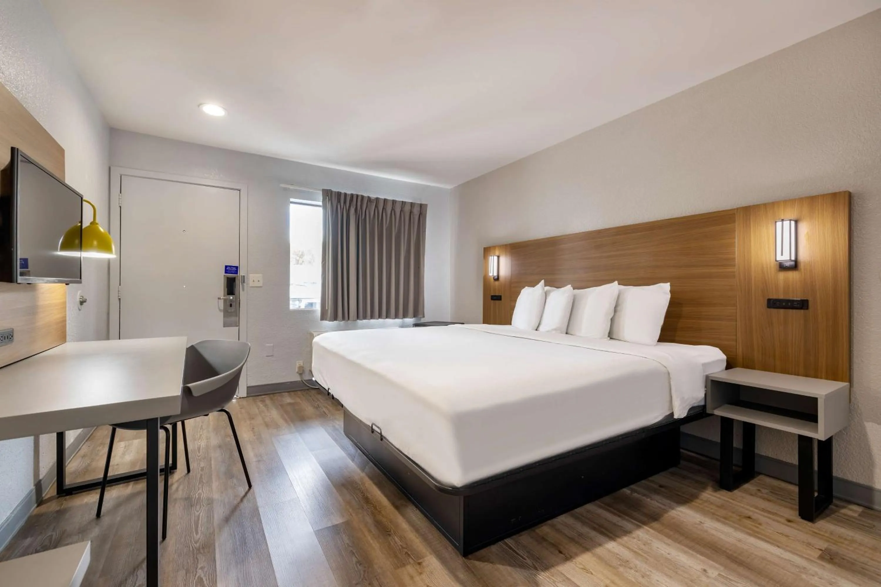 Bedroom, Bed in Motel 6-Santa Ana, CA