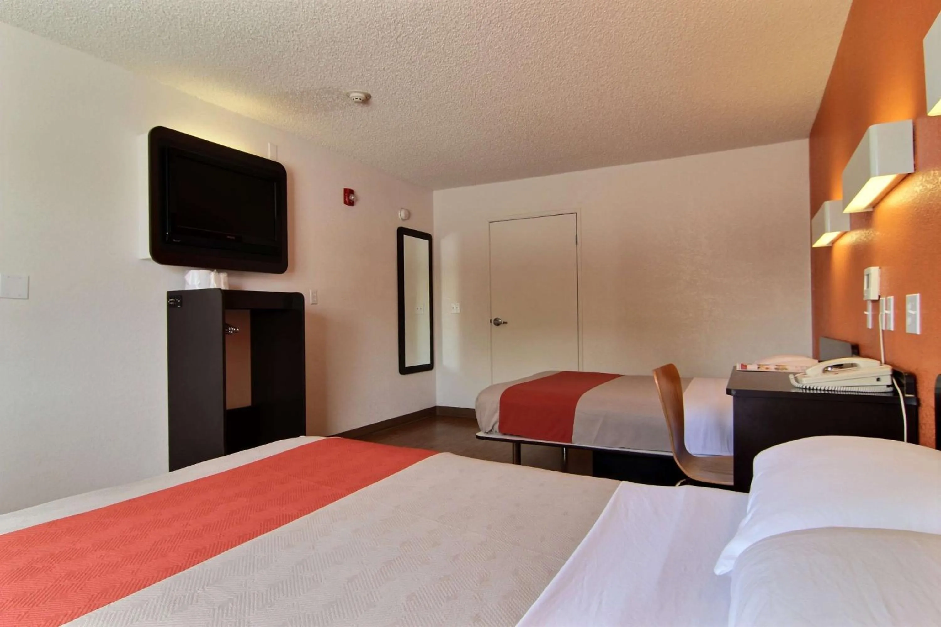 TV and multimedia in Motel 6-Albuquerque, NM - Coors Road