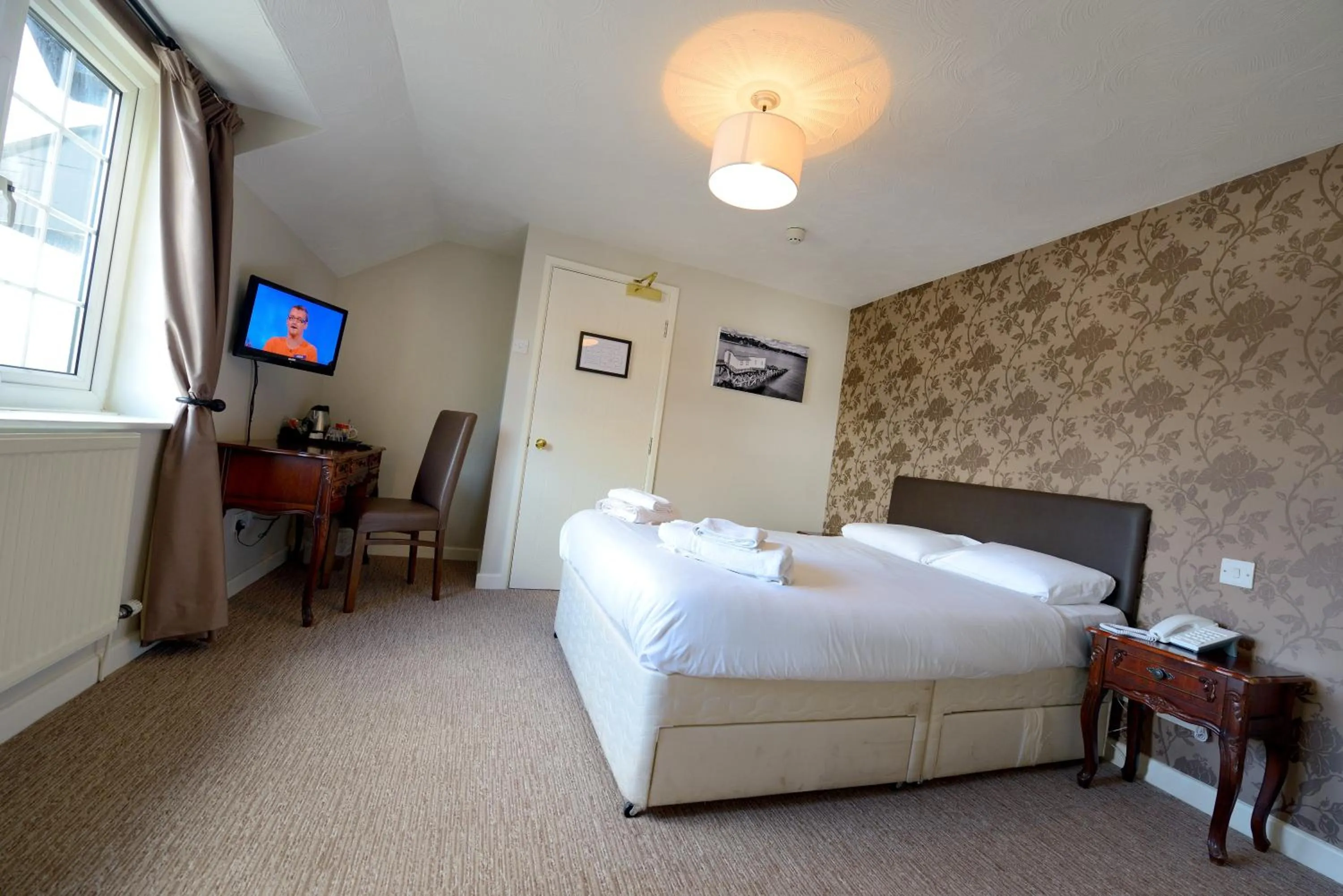 Bedroom, Bed in Savoy Country Inn