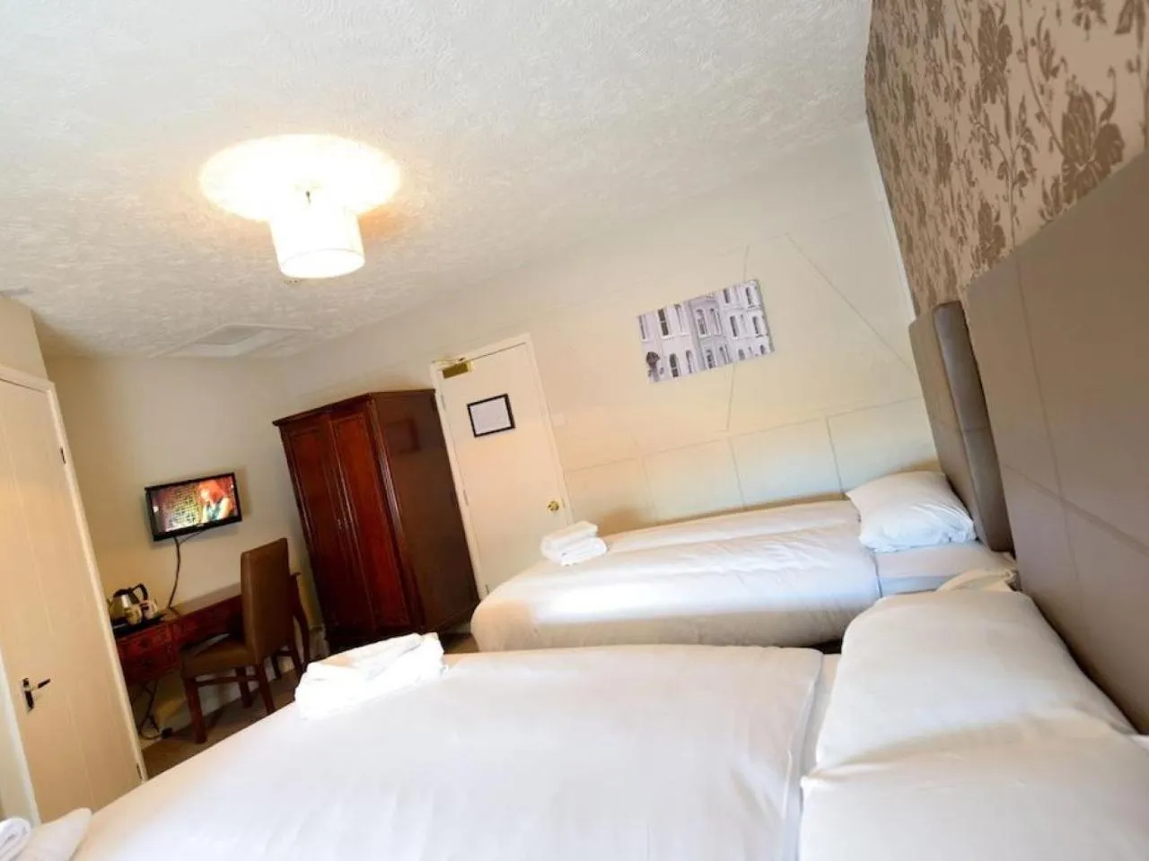 Bed in Savoy Country Inn