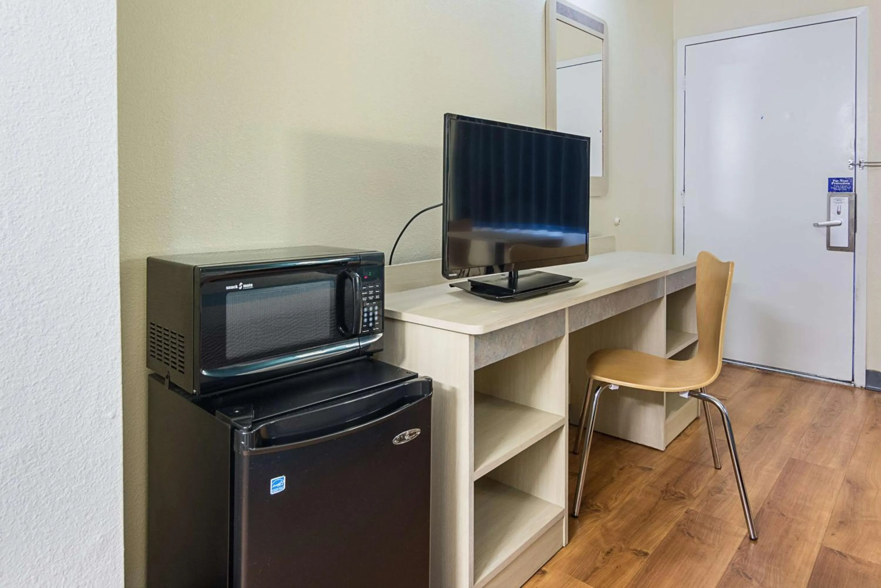 TV and multimedia in Motel 6 Fredericksburg, Va - North