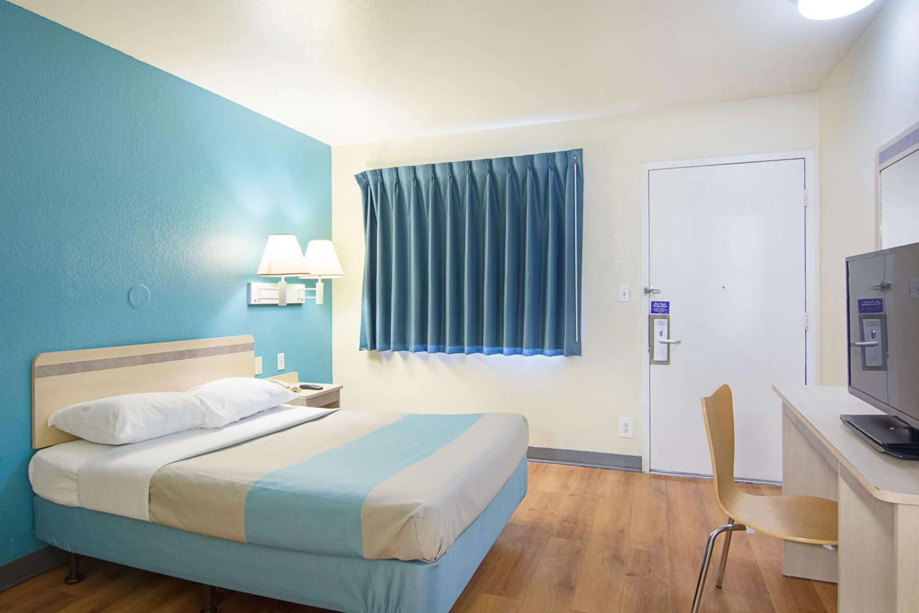 TV and multimedia, Bed in Motel 6 Fredericksburg, Va - North