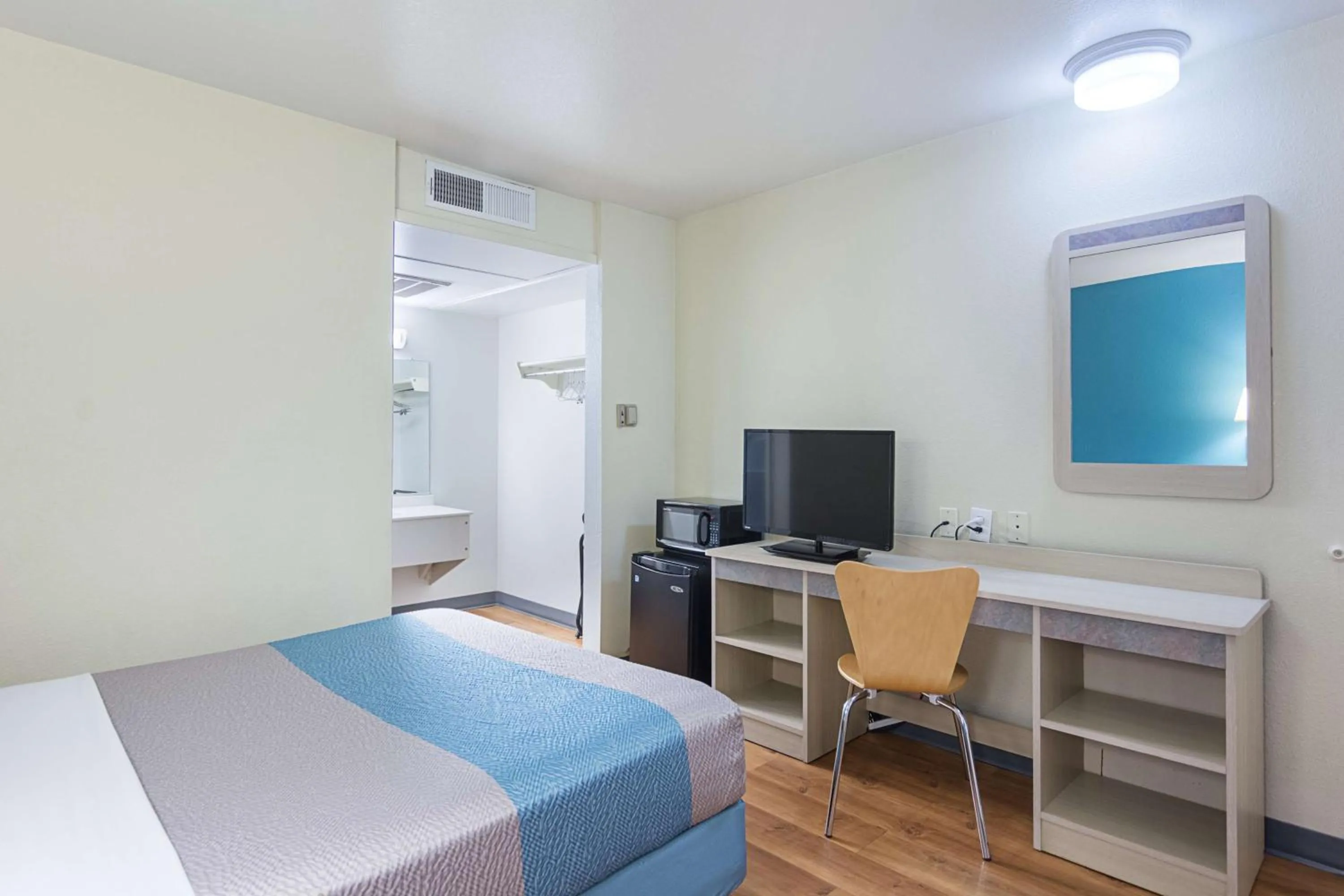 TV and multimedia, Bed in Motel 6 Fredericksburg, Va - North