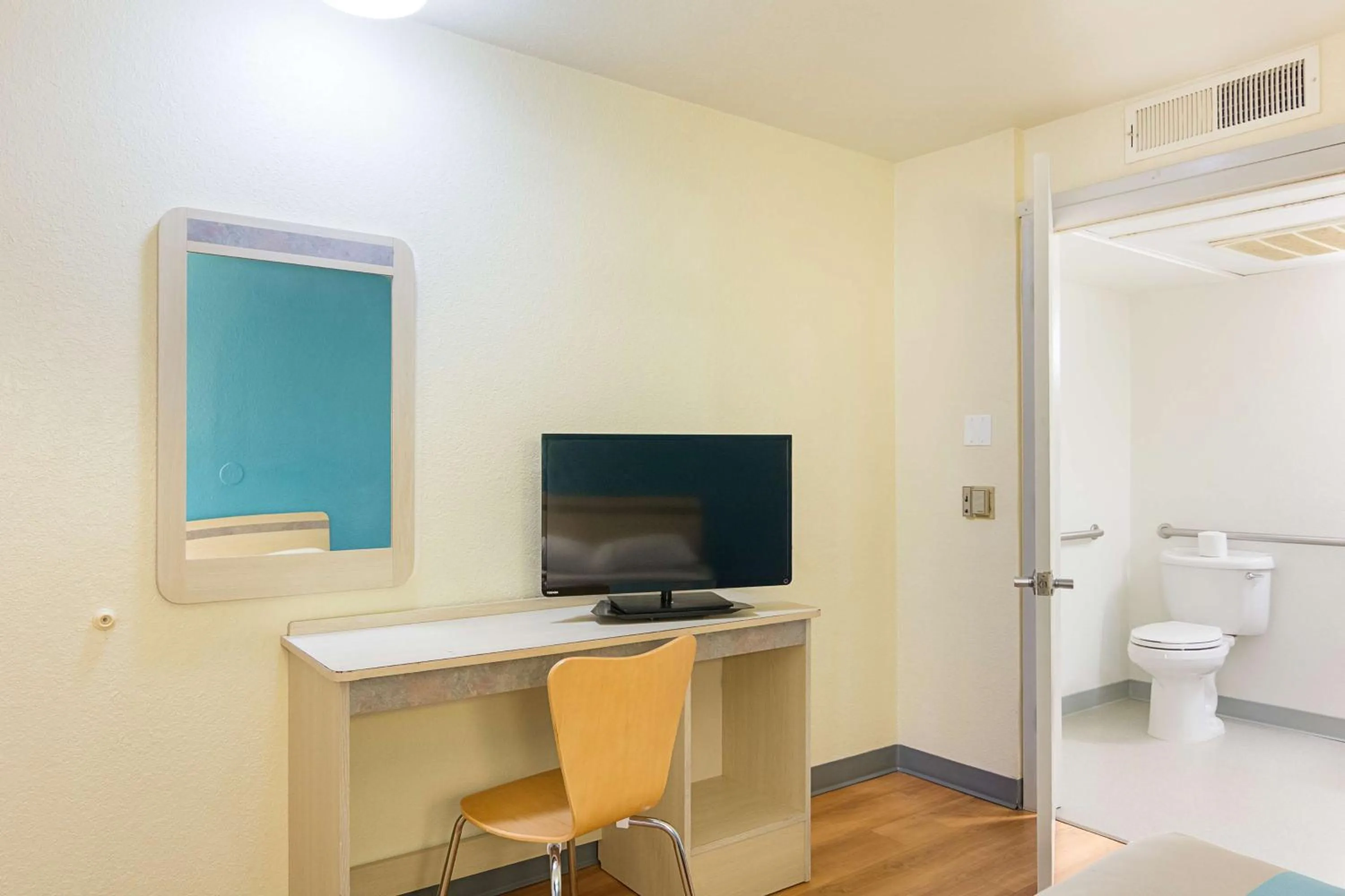 TV and multimedia in Motel 6 Fredericksburg, Va - North