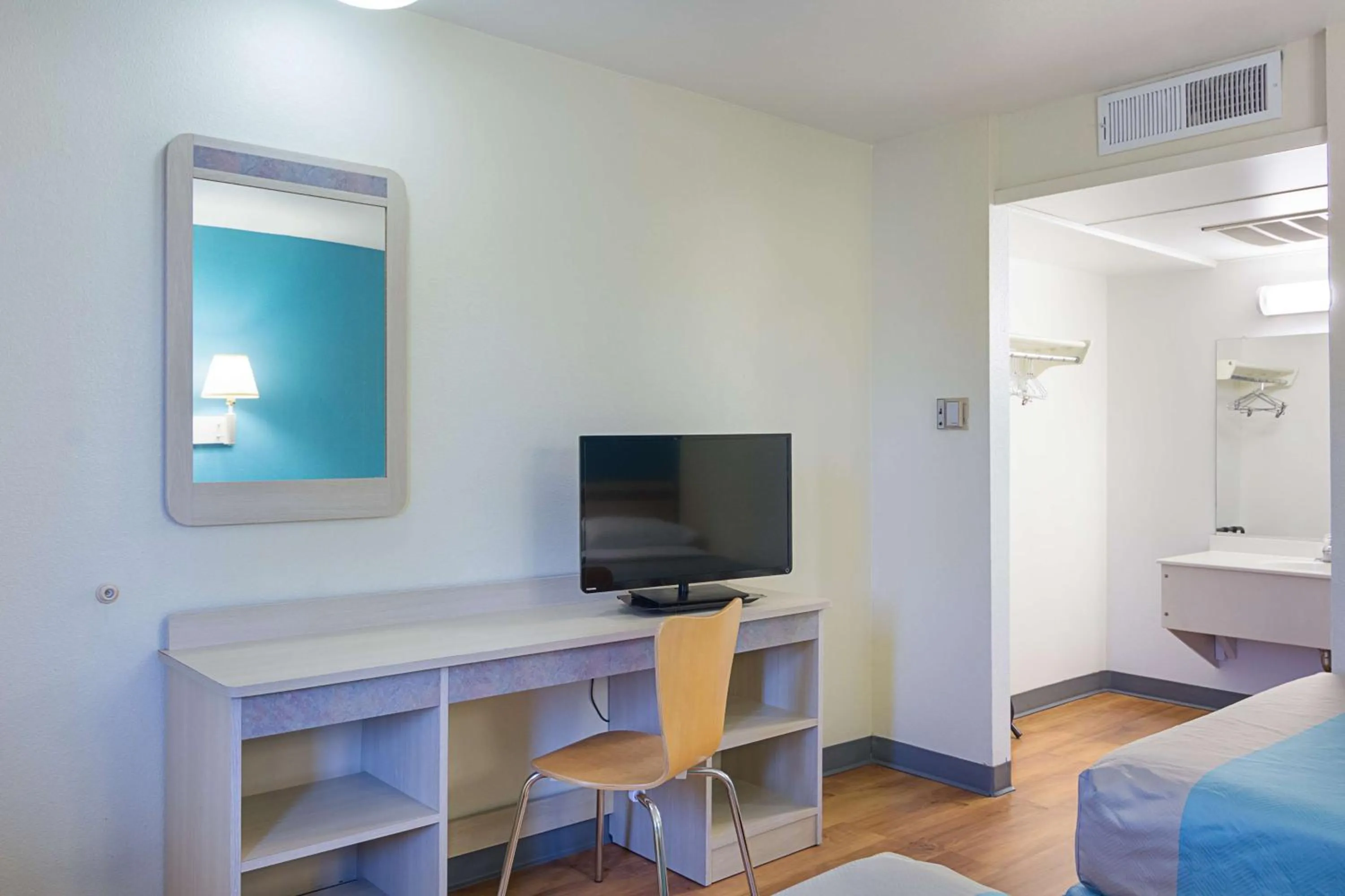 TV and multimedia, Bed in Motel 6 Fredericksburg, Va - North