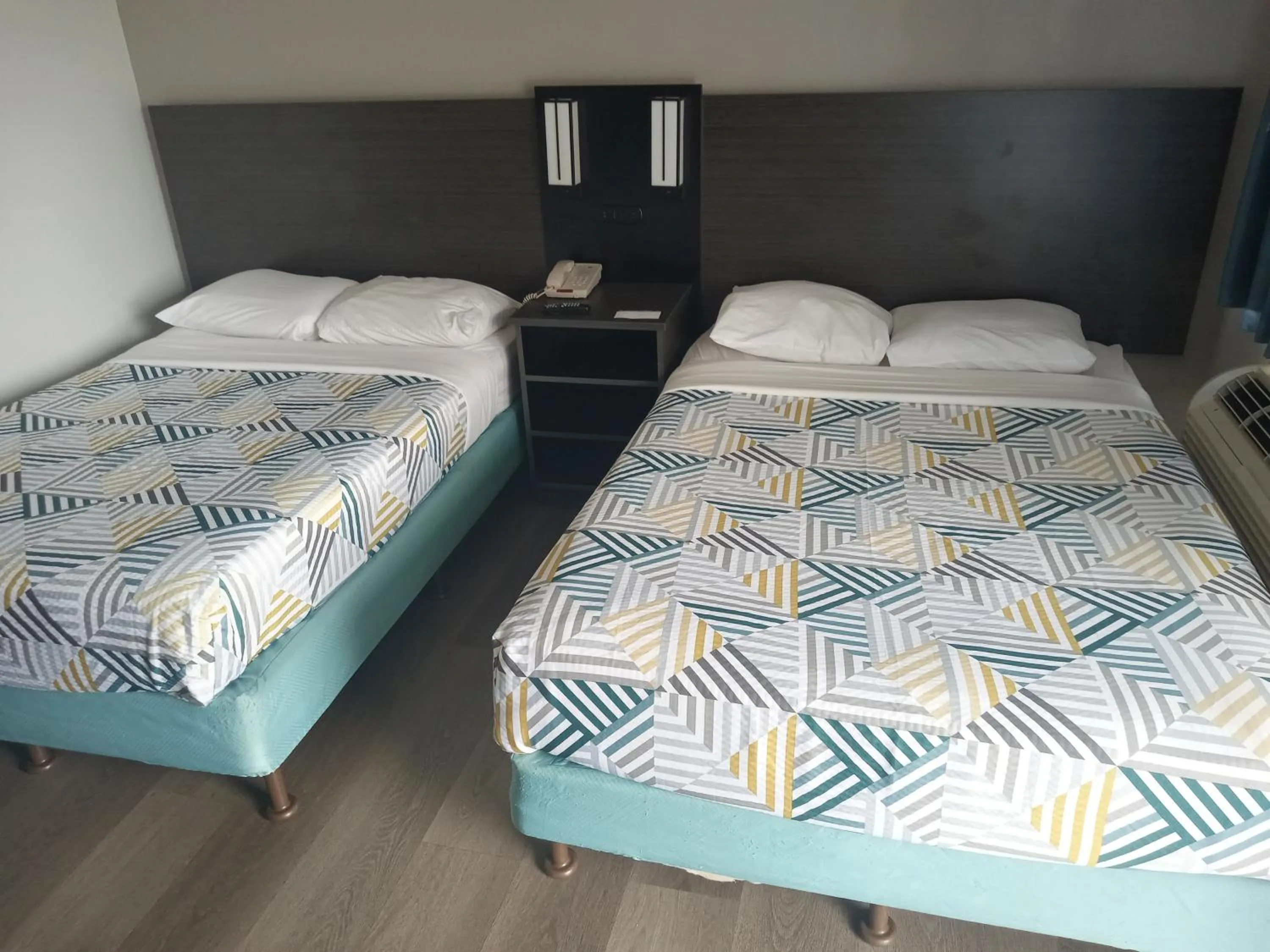 Bedroom, Bed in Motel 6-Laurel, DC - Washington Northeast