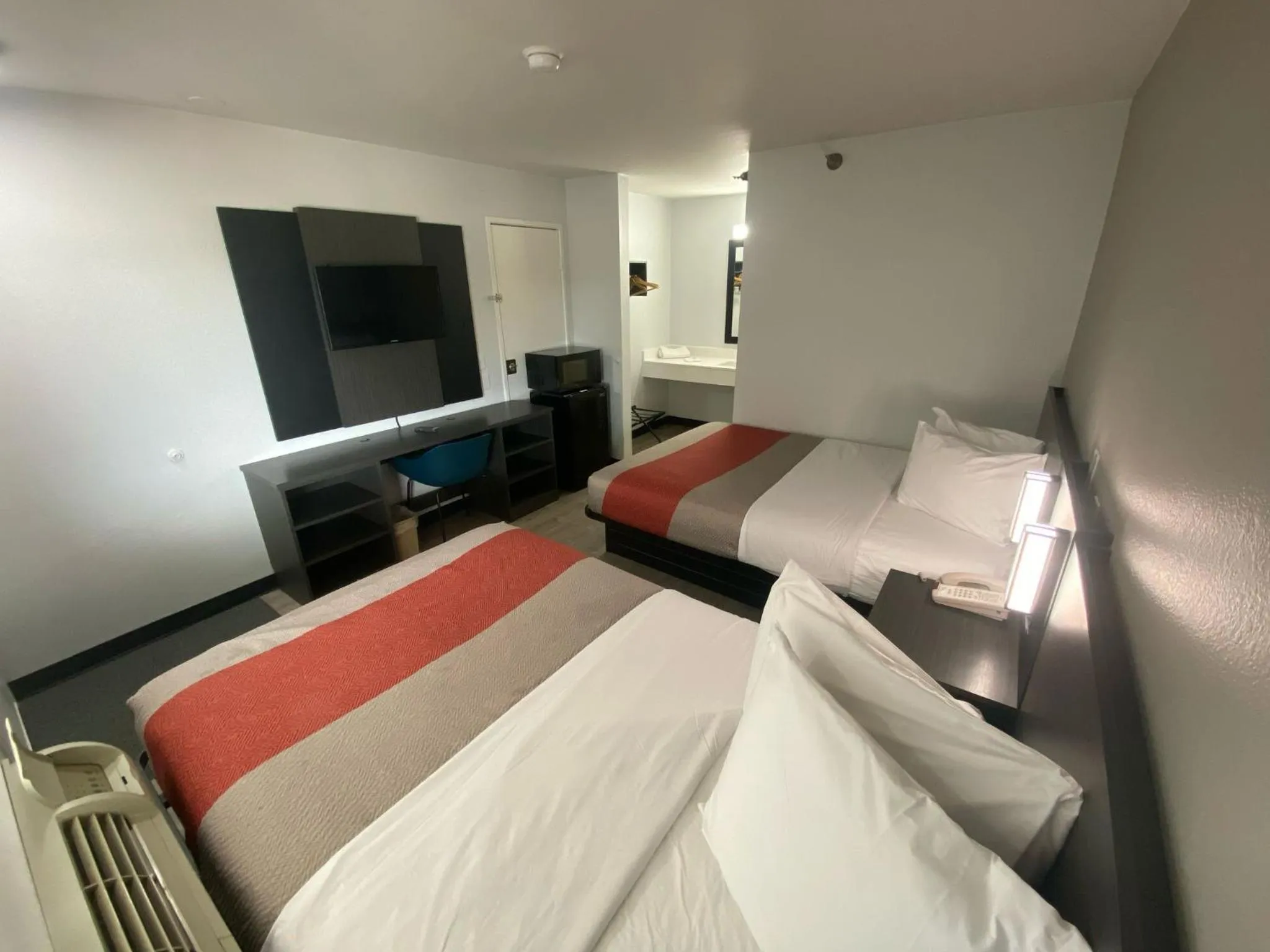 Quadruple Room in Motel 6-Windsor Locks, CT - Hartford