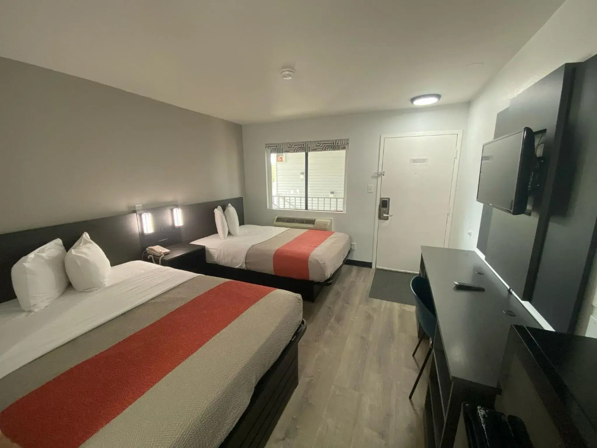 Deluxe Quadruple Room in Motel 6-Windsor Locks, CT - Hartford Deluxe Quadruple Room in Motel 6-Windsor Locks, CT - Hartford