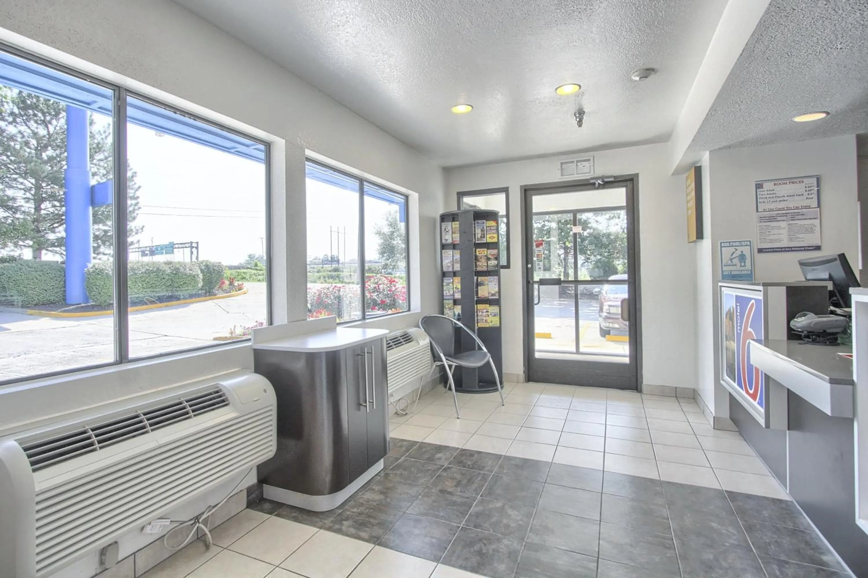 Lobby or reception in Motel 6-New Cumberland, PA - Harrisburg - Hershey South