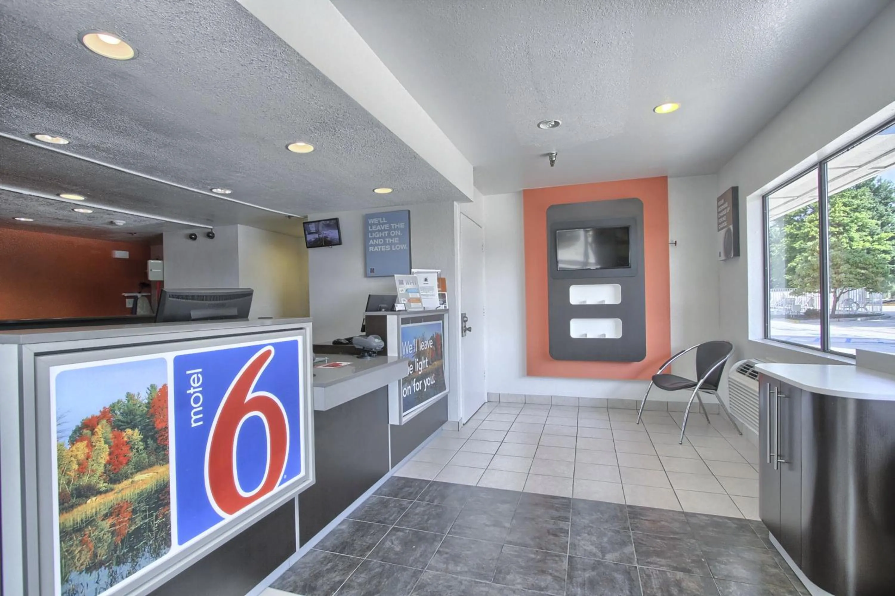 Lobby or reception in Motel 6-New Cumberland, PA - Harrisburg - Hershey South