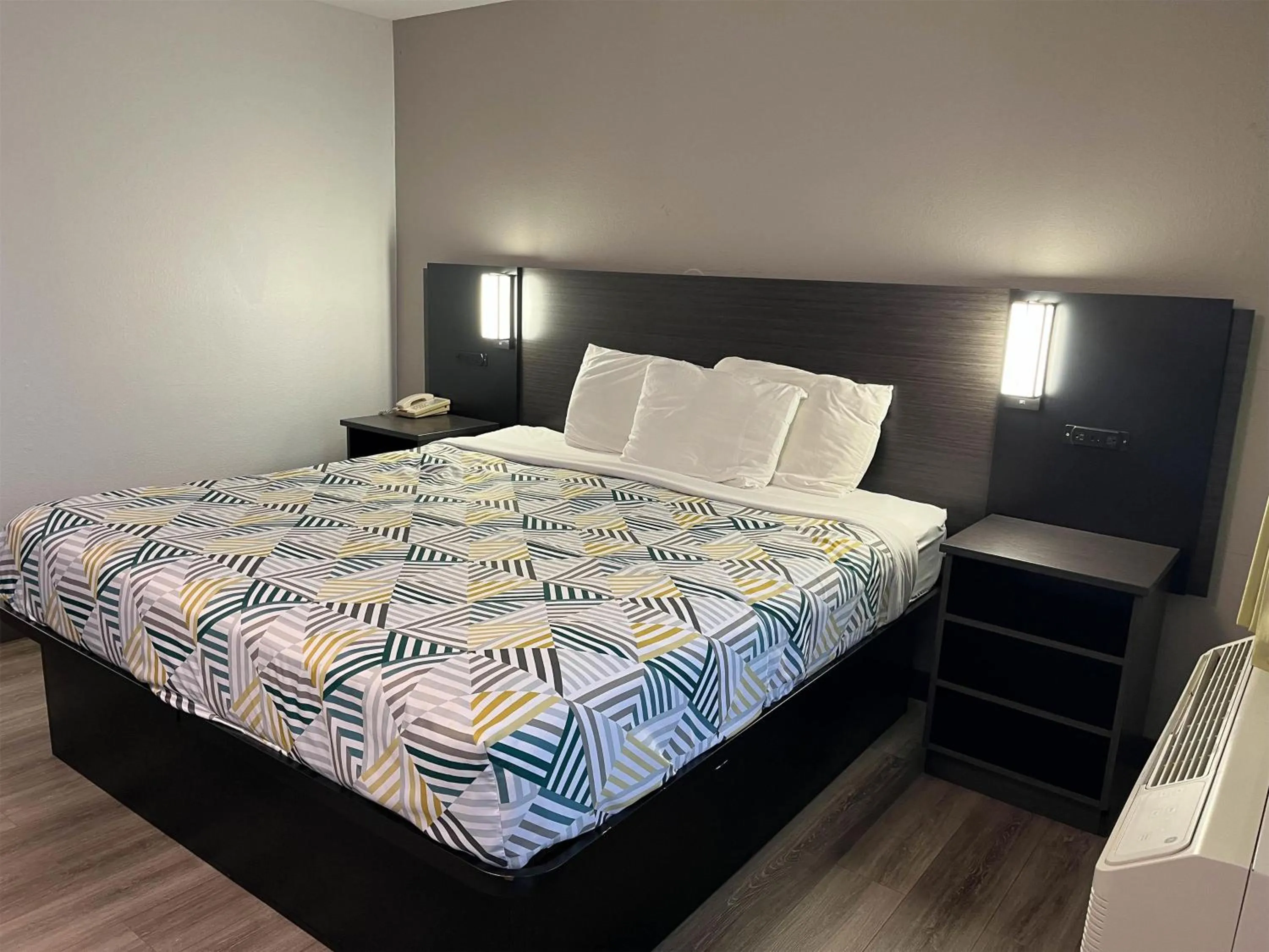 Bedroom, Bed in Motel 6-Elkton, MD