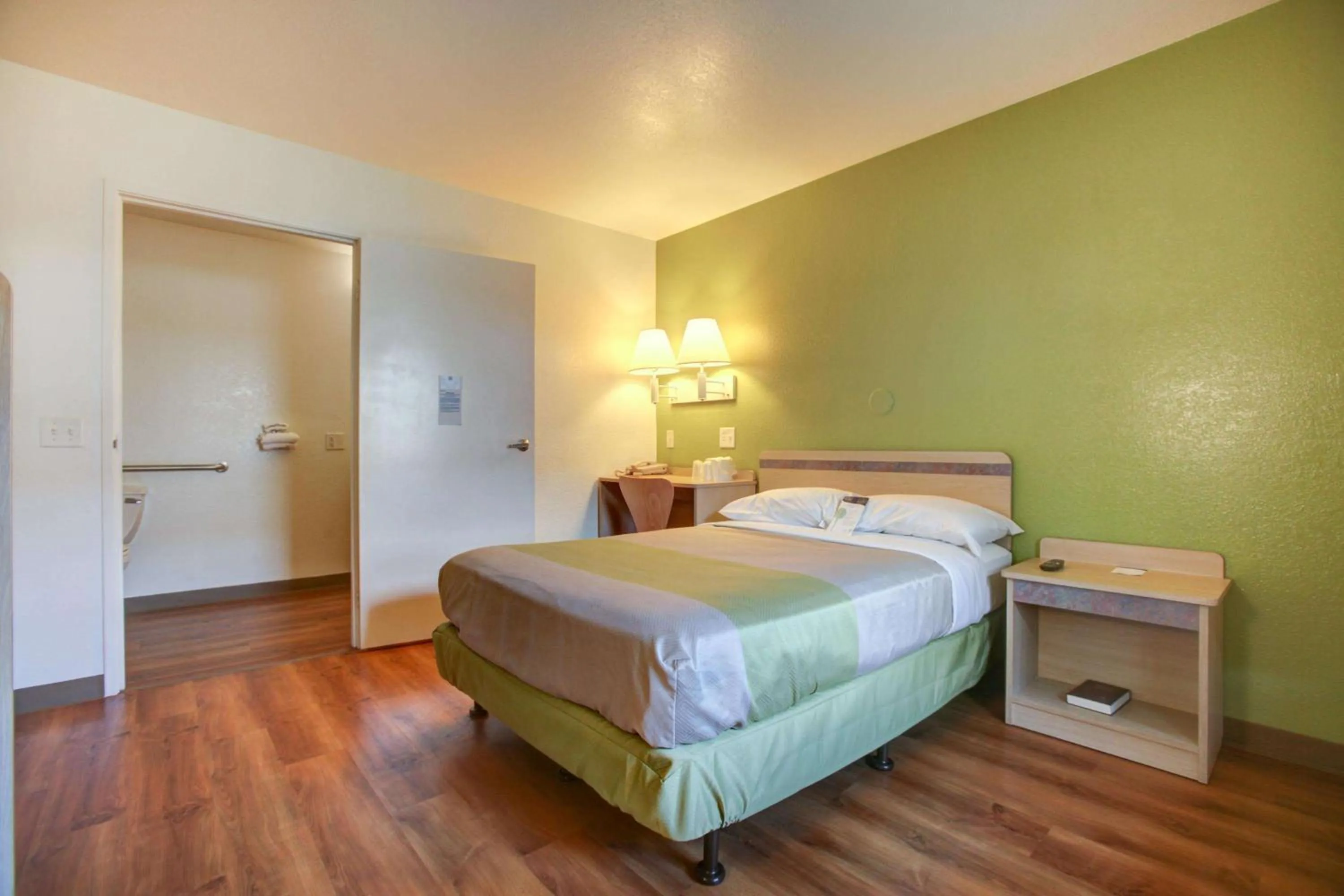 Photo of the whole room, Bed in Motel 6-Elkton, MD