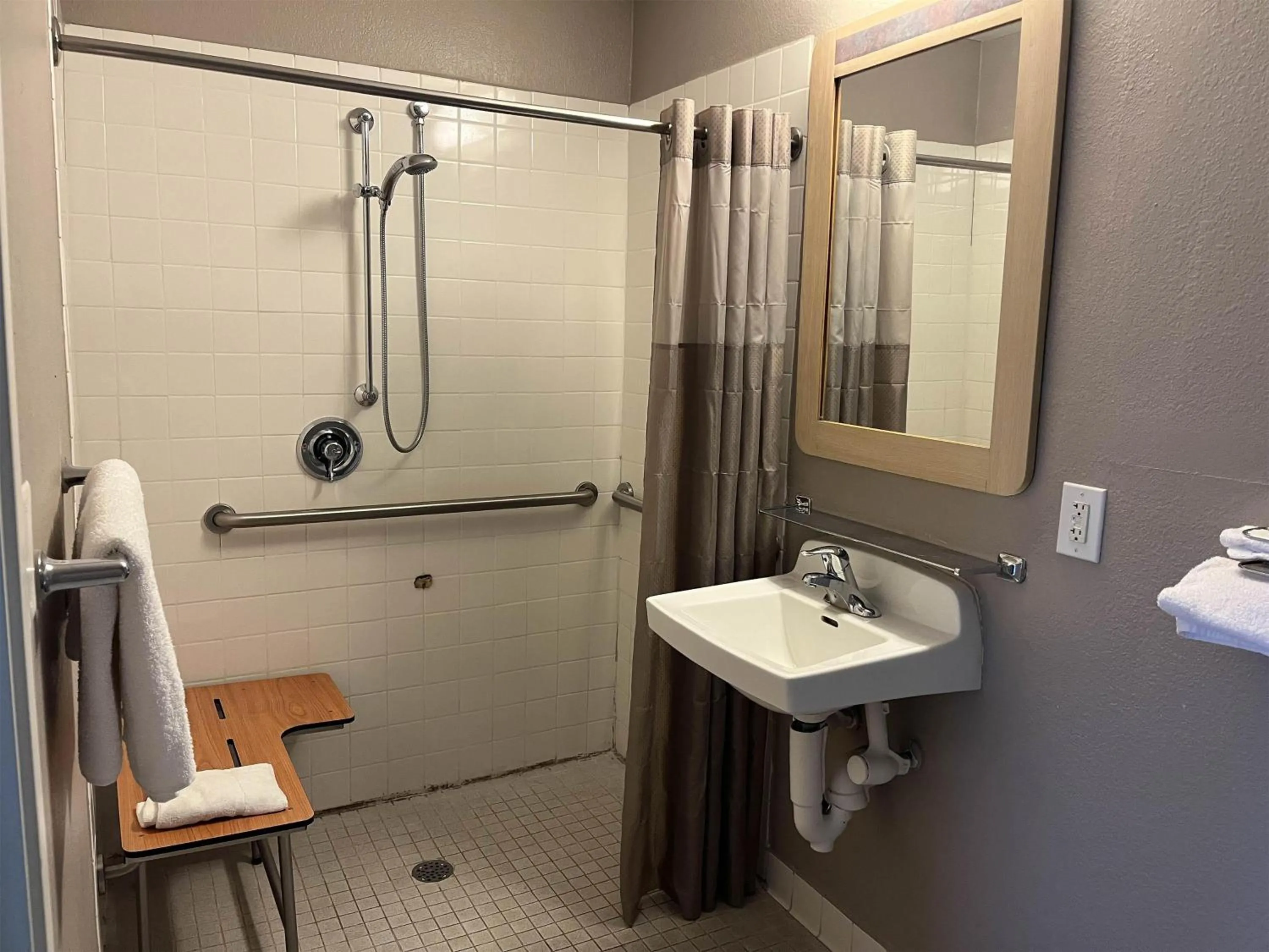 Bathroom in Motel 6-Elkton, MD