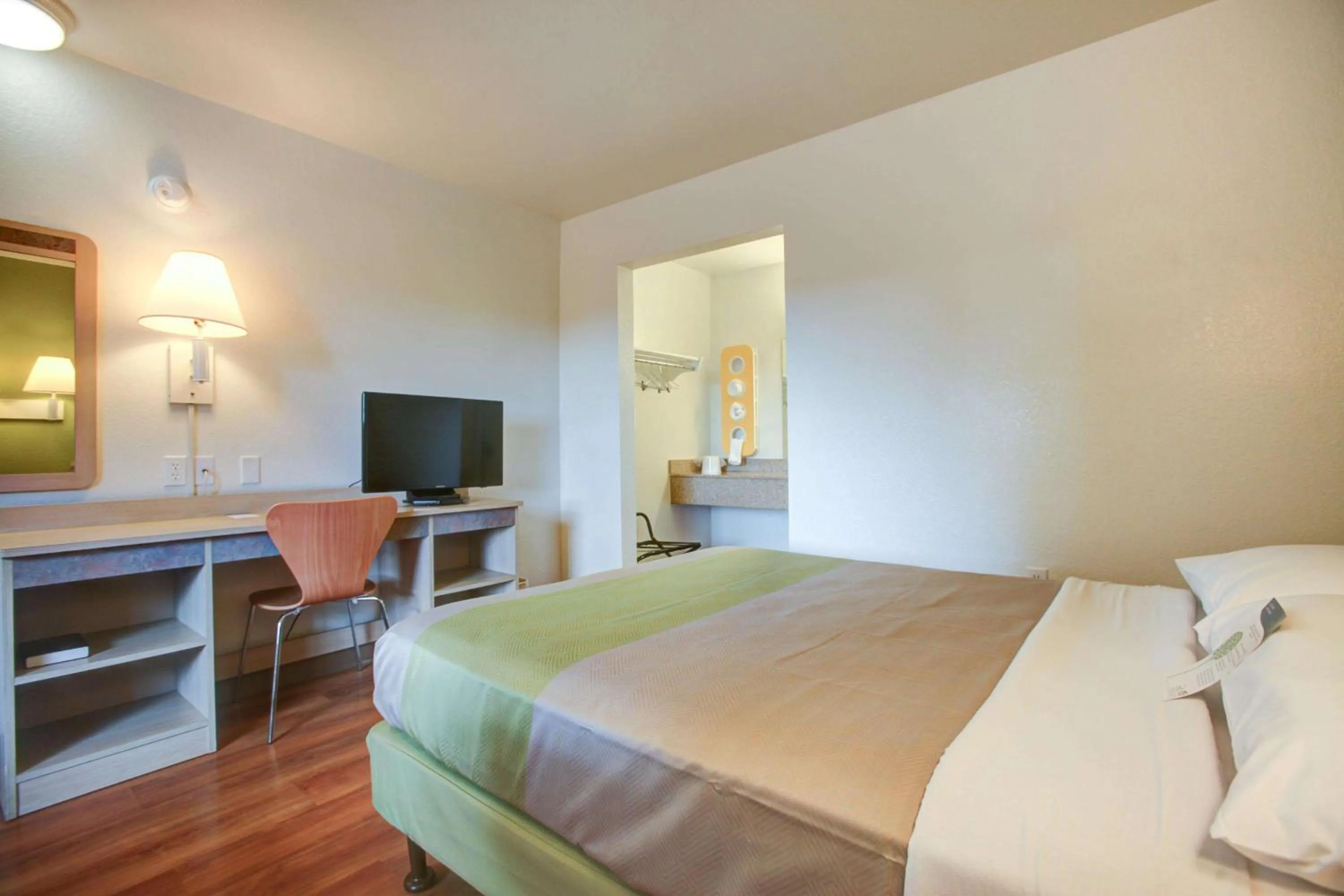 Photo of the whole room, Bed in Motel 6-Elkton, MD