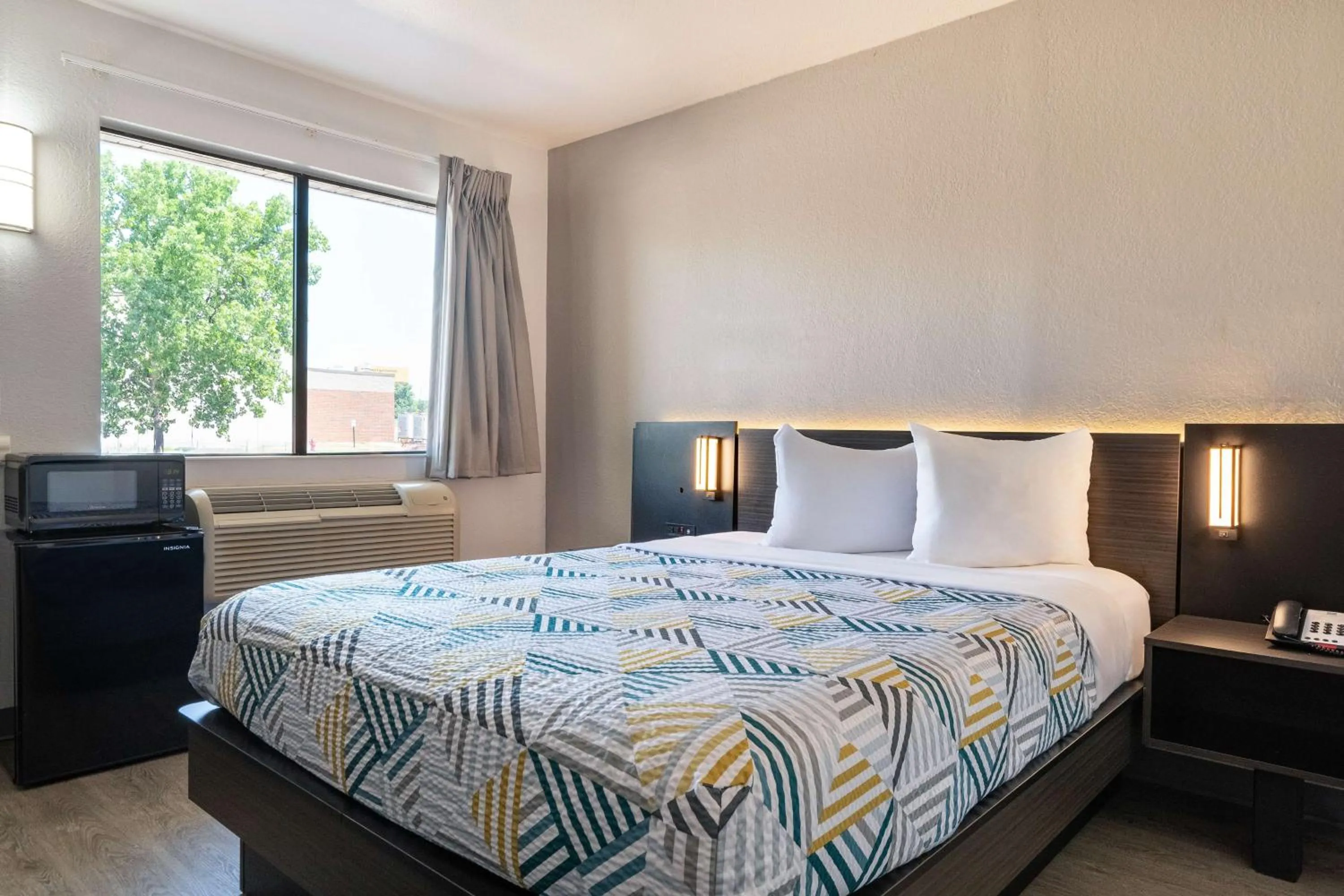 Bedroom, Bed in Motel 6-Rolling Meadows, IL - Chicago Northwest