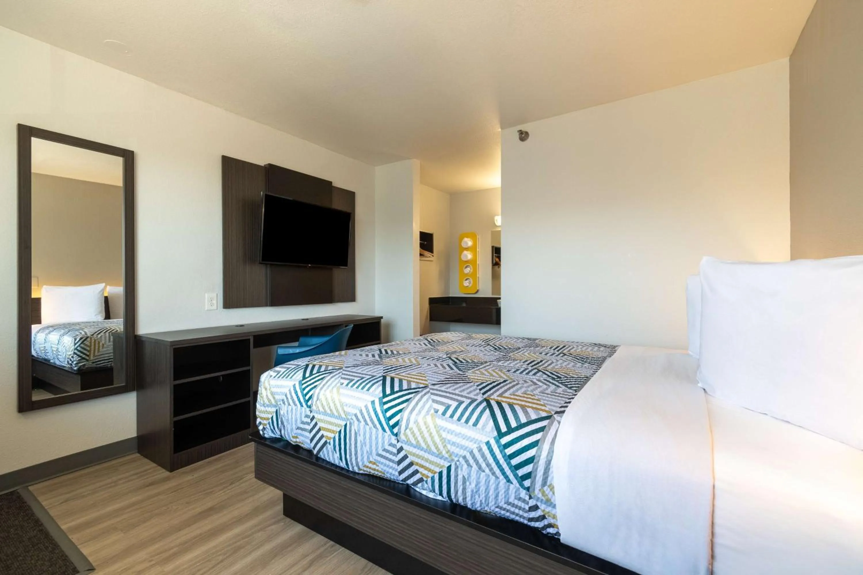 TV and multimedia, Bed in Motel 6-Rolling Meadows, IL - Chicago Northwest