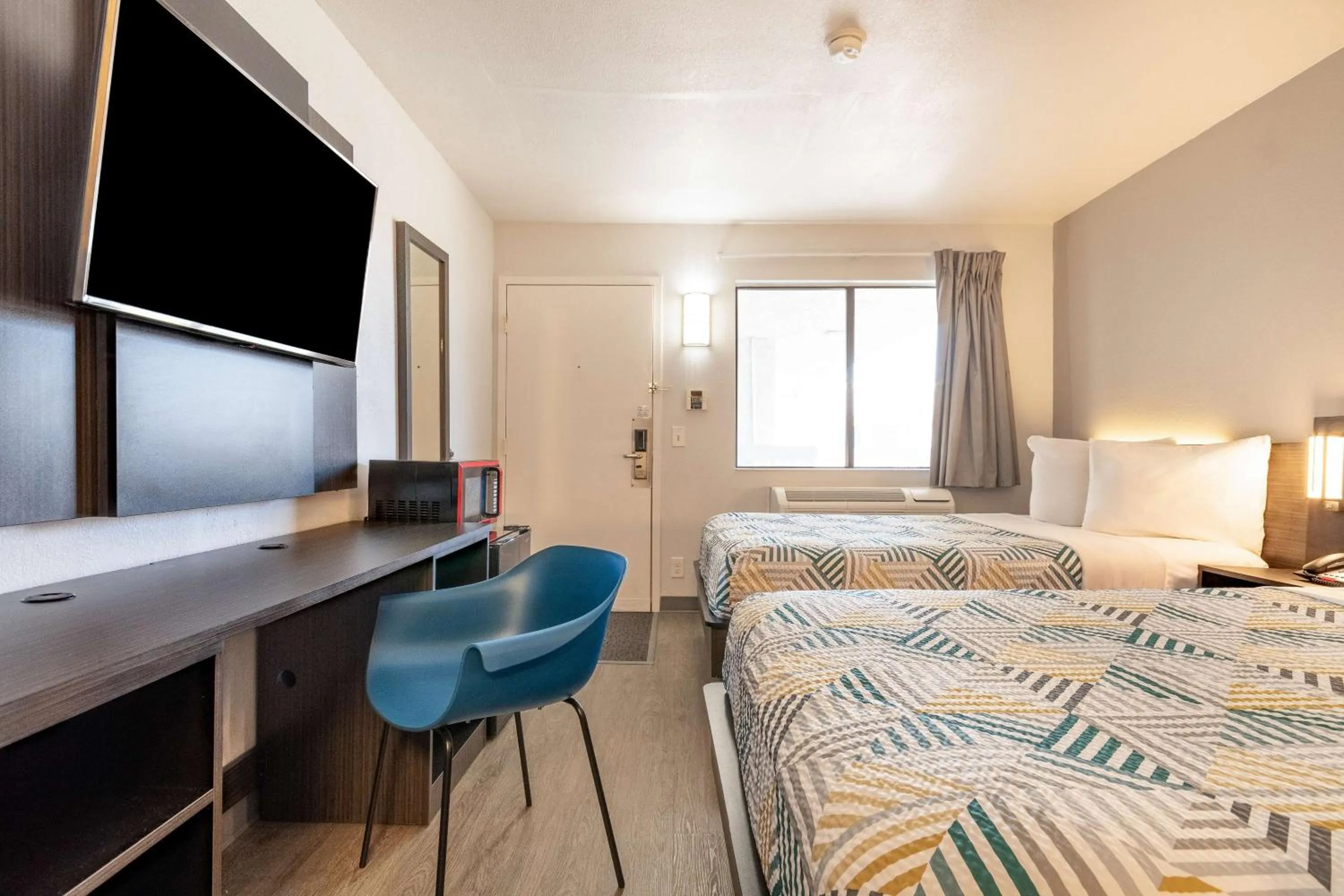 Bedroom, Bed in Motel 6-Rolling Meadows, IL - Chicago Northwest