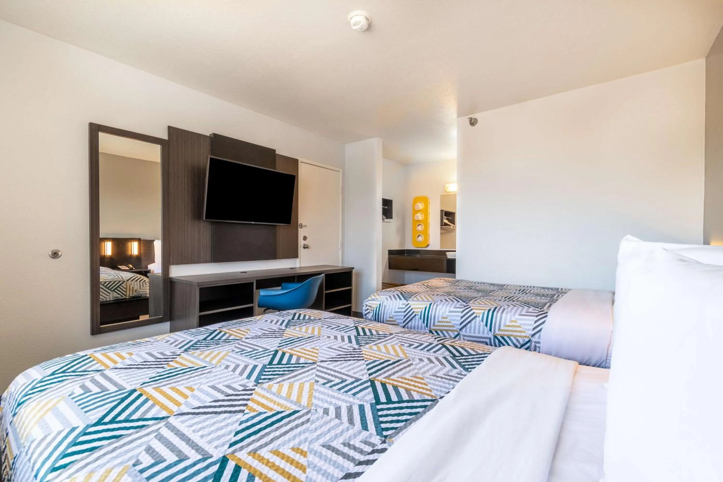 Bedroom, Bed in Motel 6-Rolling Meadows, IL - Chicago Northwest