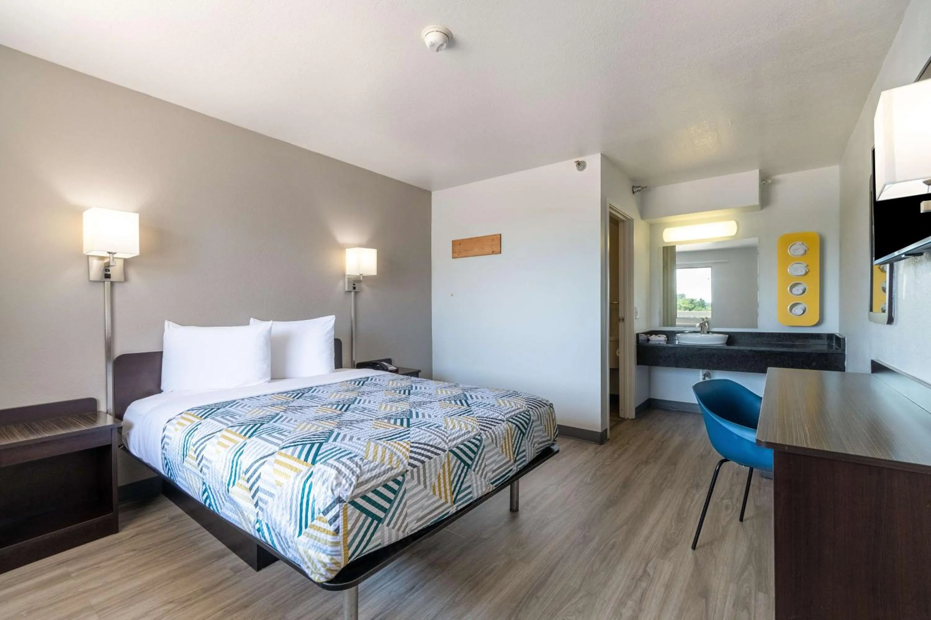 Bedroom, Bed in Motel 6-Rolling Meadows, IL - Chicago Northwest