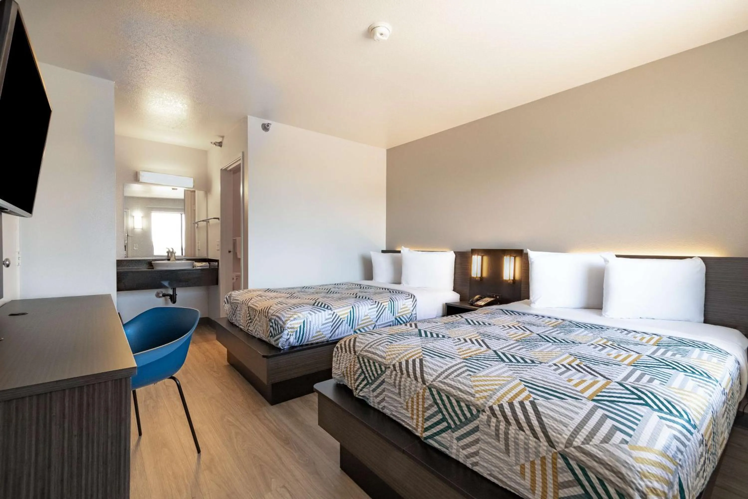 Bedroom, Bed in Motel 6-Rolling Meadows, IL - Chicago Northwest