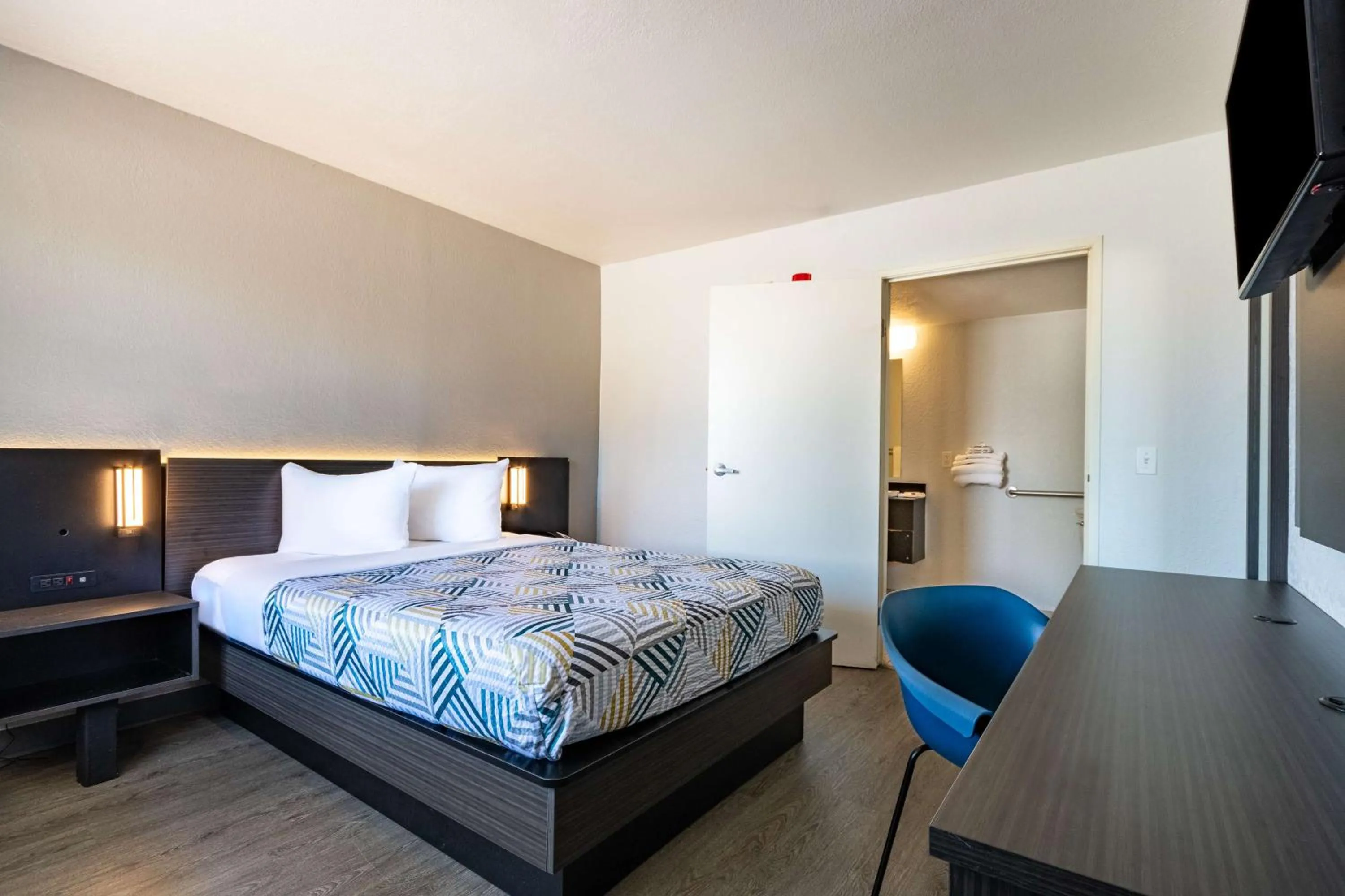 Bedroom, Bed in Motel 6-Rolling Meadows, IL - Chicago Northwest