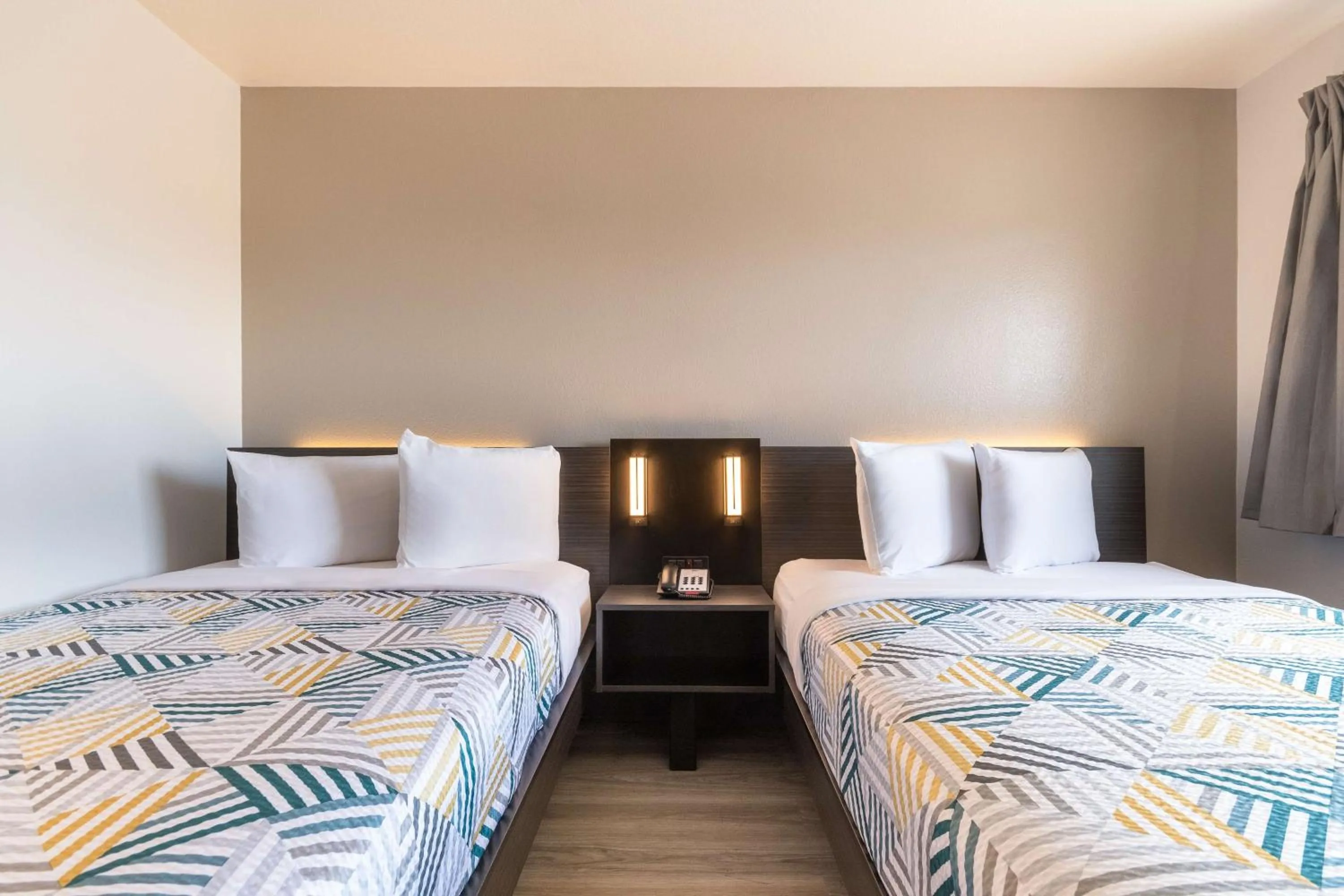 Bedroom, Bed in Motel 6-Rolling Meadows, IL - Chicago Northwest