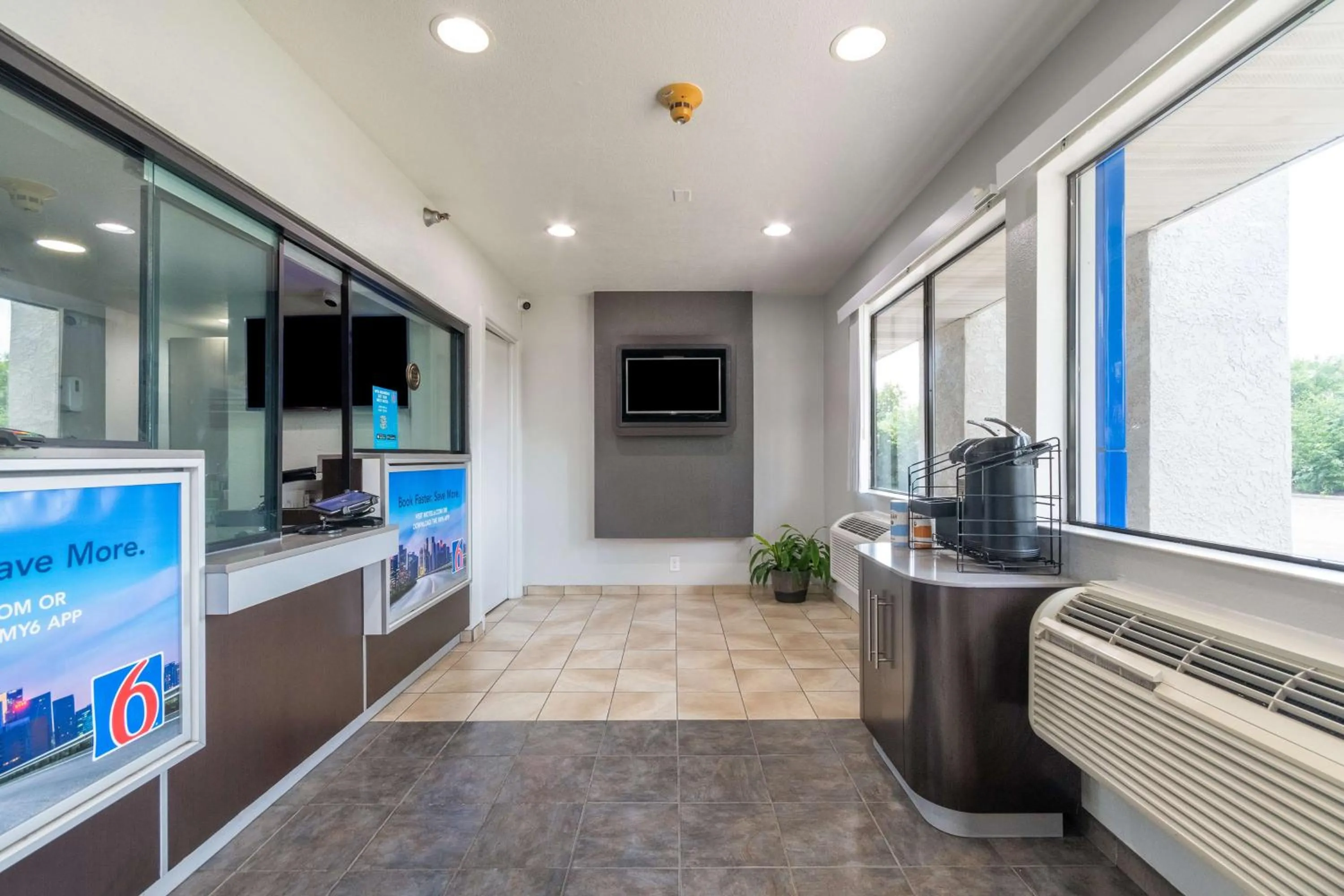 Lobby or reception in Motel 6-Rolling Meadows, IL - Chicago Northwest