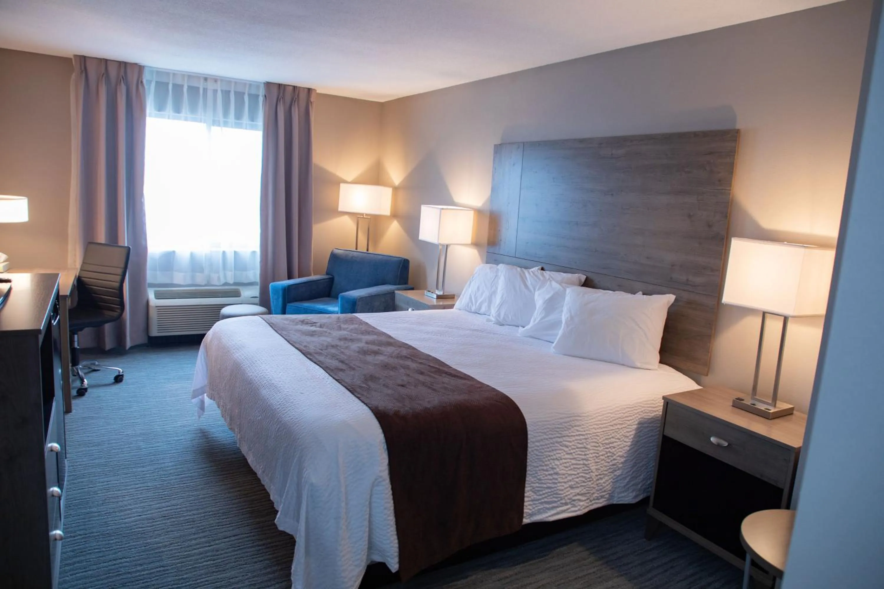 Bed in Lomira Inn and Suites