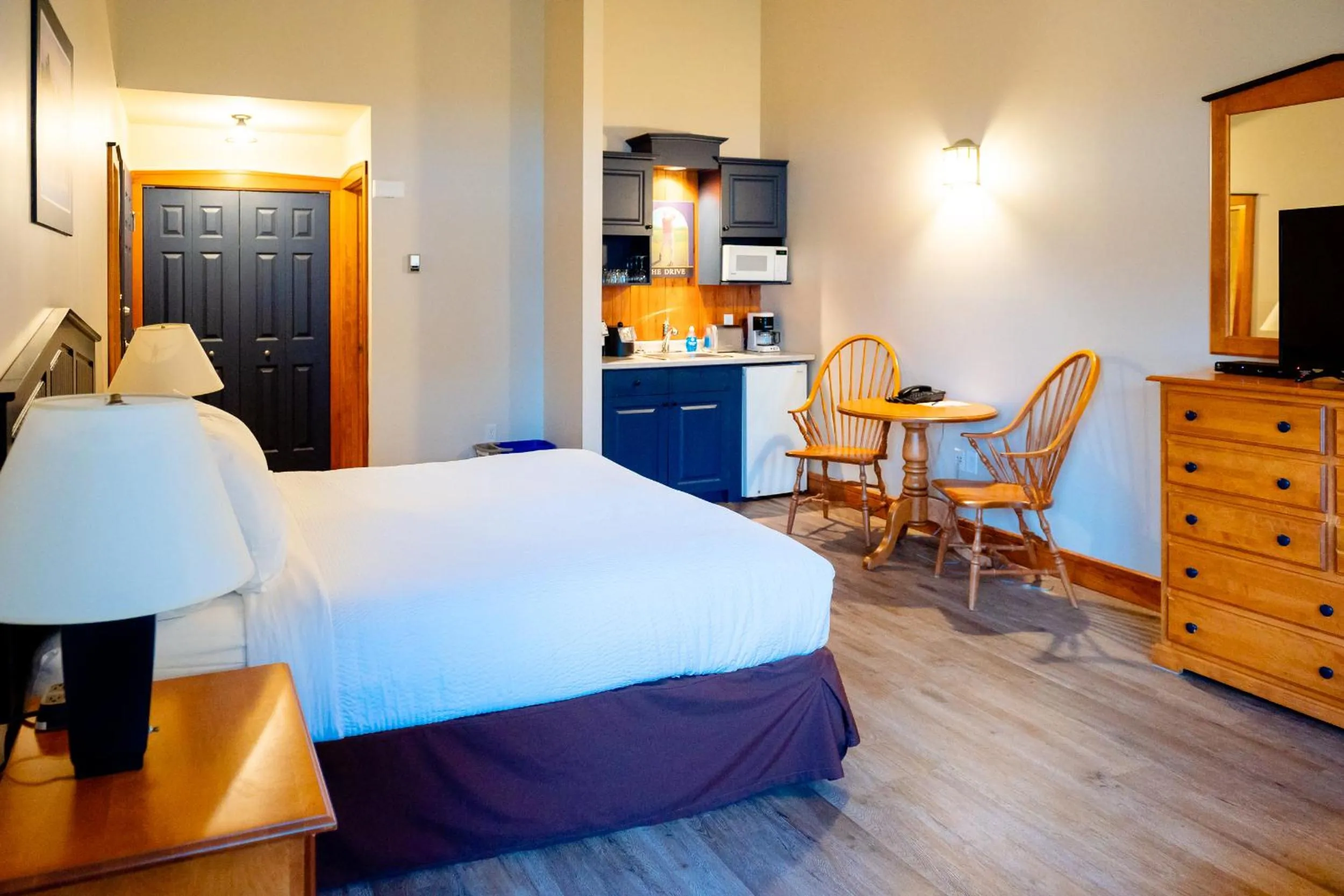 Kitchen or kitchenette, Bed in Rodd Brudenell River Resort