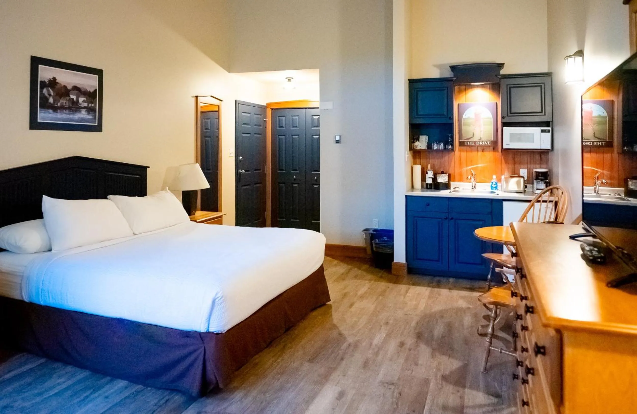 Kitchen or kitchenette, Bed in Rodd Brudenell River Resort