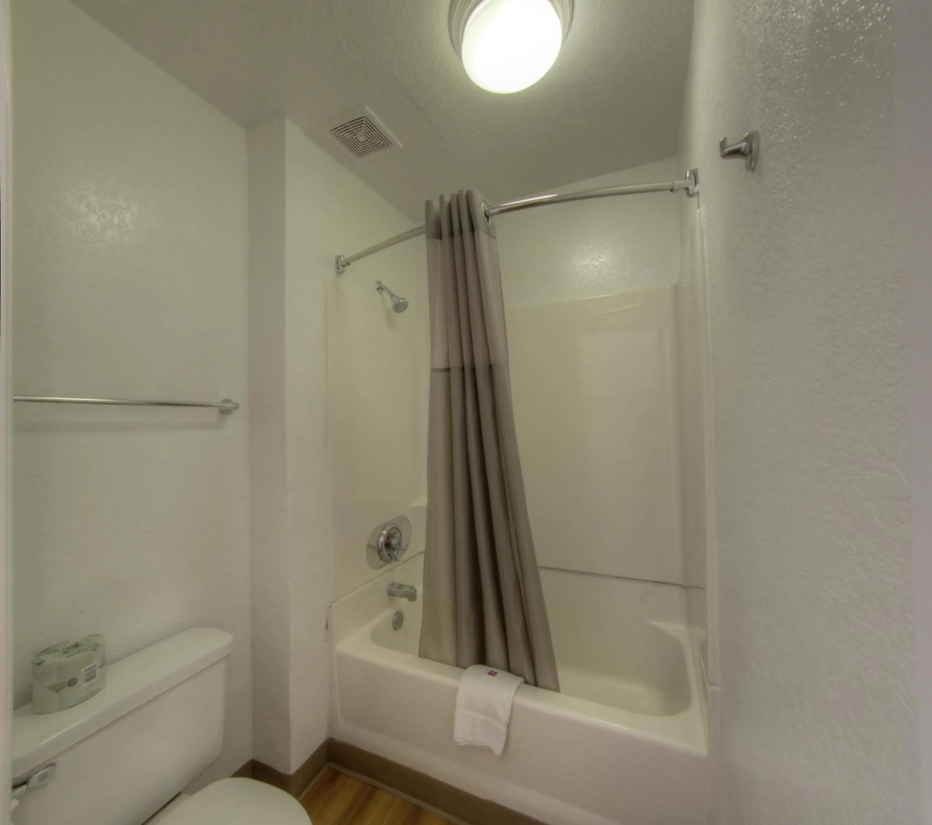 Deluxe Quadruple Room in Motel 6-Orlando, FL - Winter Park Deluxe Quadruple Room in Motel 6-Orlando, FL - Winter Park