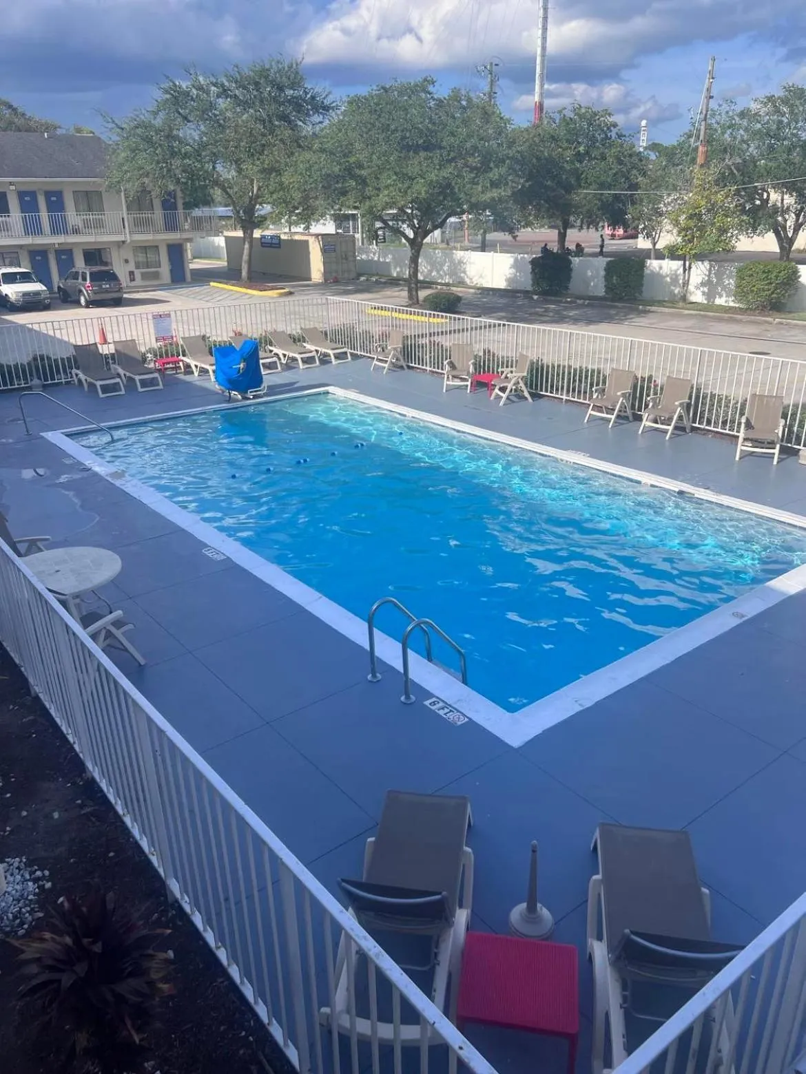 Swimming pool in Motel 6-Orlando, FL - Winter Park